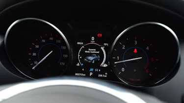 Jaguar F-Pace 3.0 V6D - dials