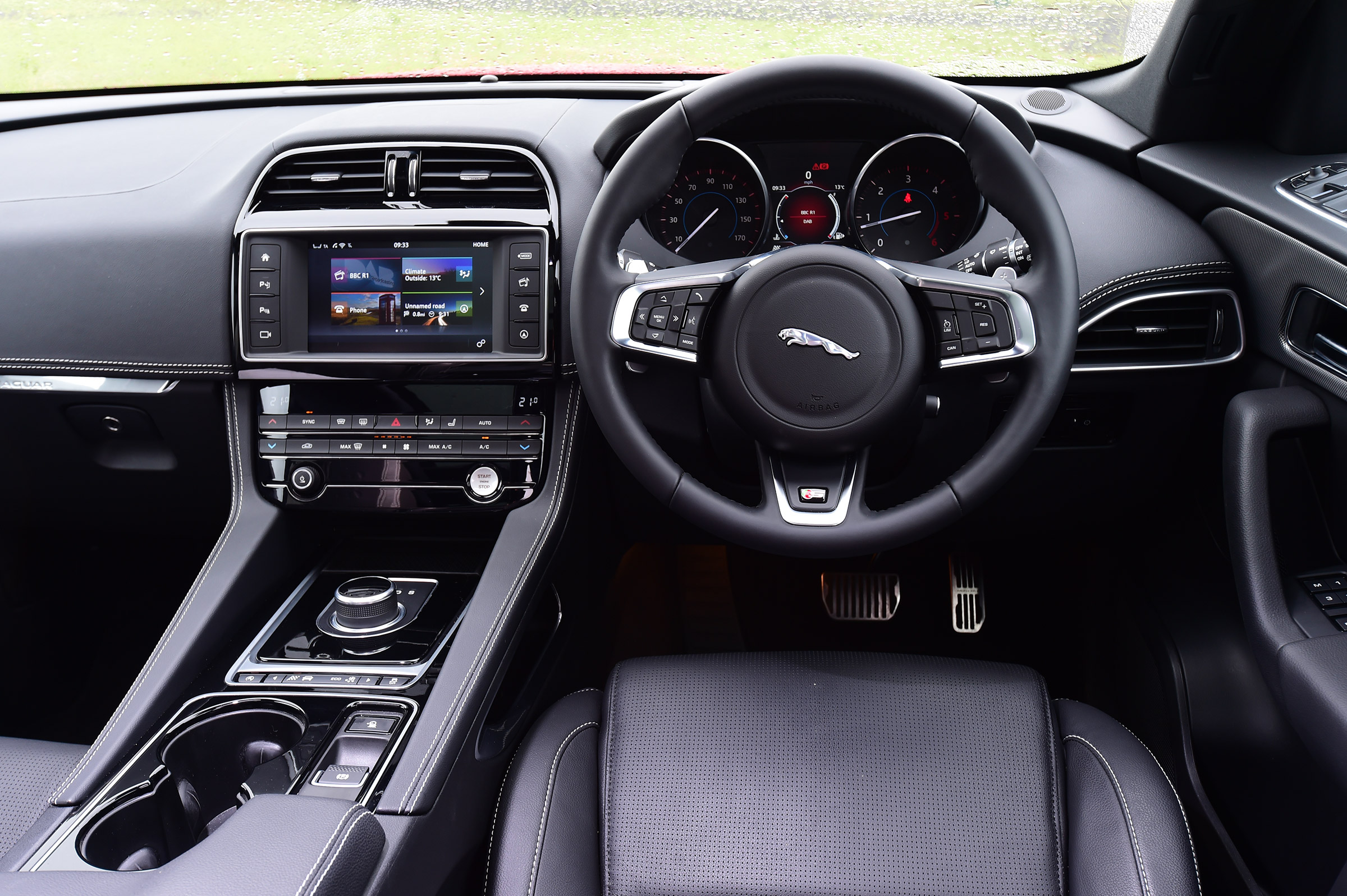 Jaguar F-Pace 3.0 V6D - dash