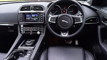 Jaguar F-Pace 3.0 V6D - dash