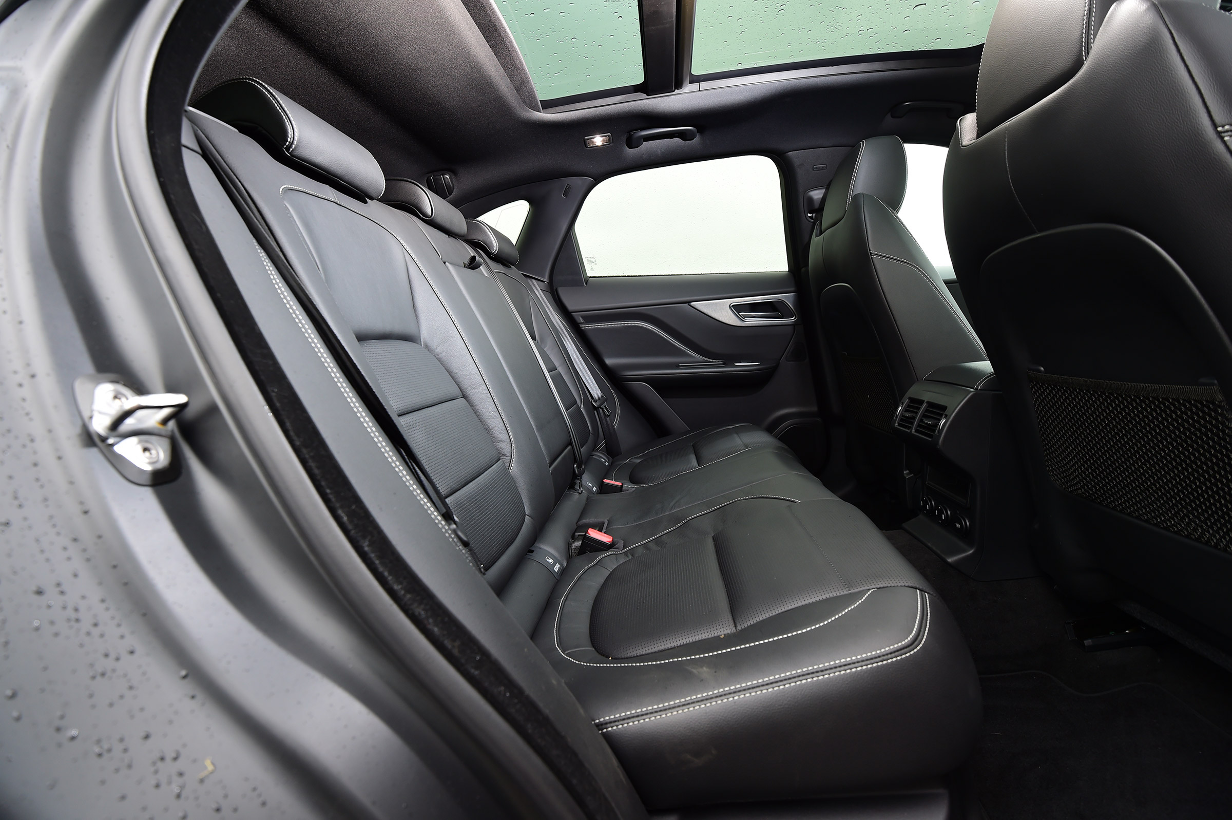 Jaguar F-Pace 3.0 V6D - rear seats