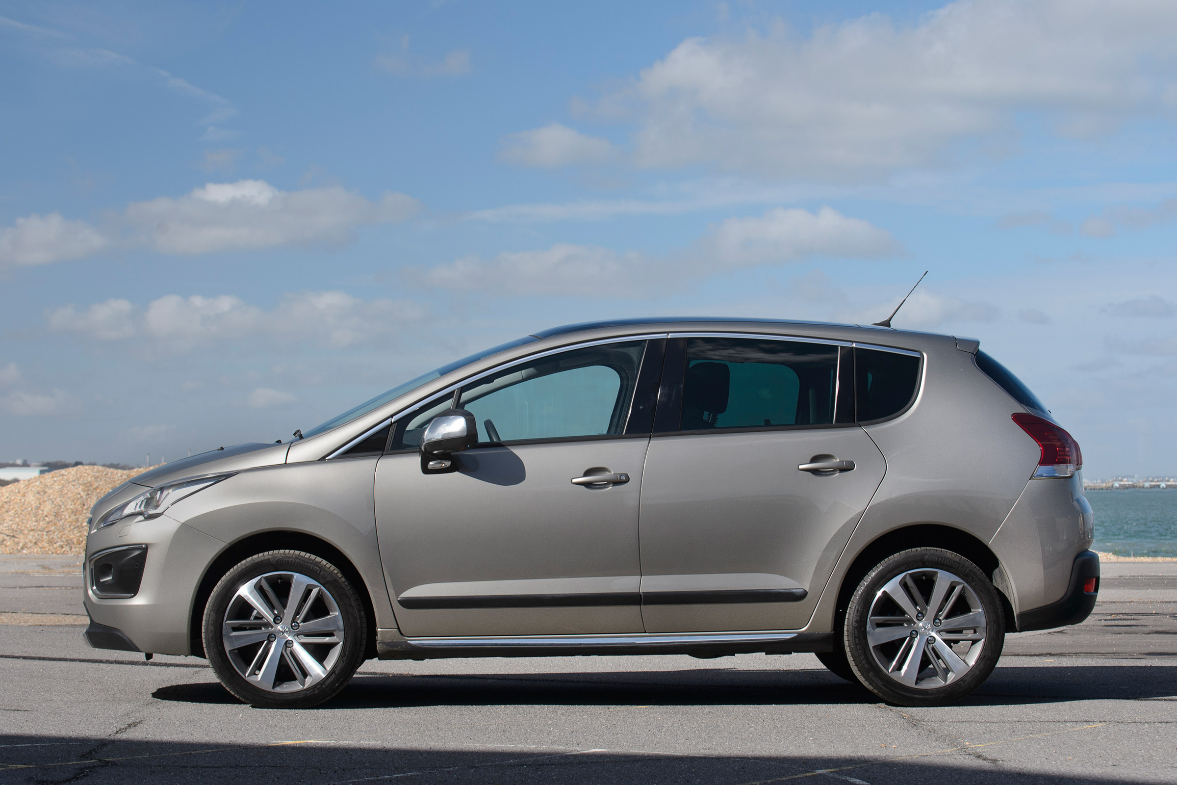 Used Peugeot 3008 - side