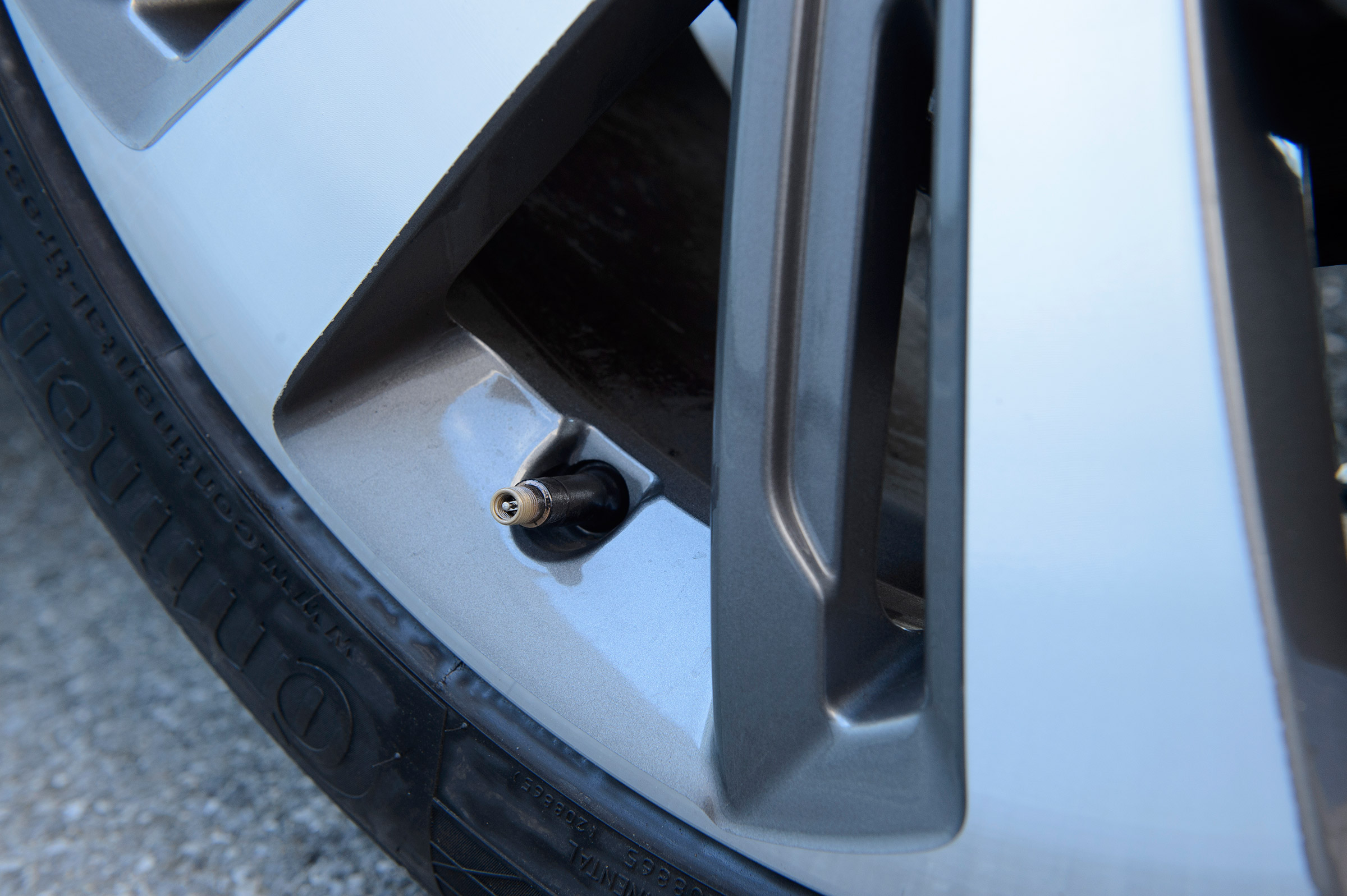 Used Peugeot 3008 - tyre valve