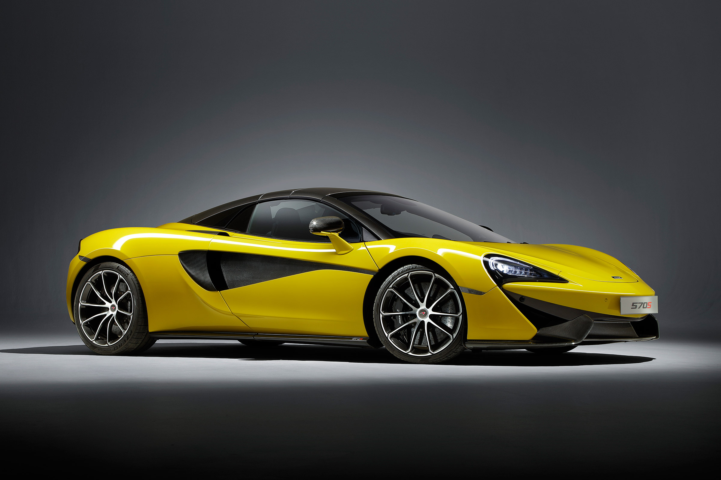 McLaren 570S Spider - front roof closed