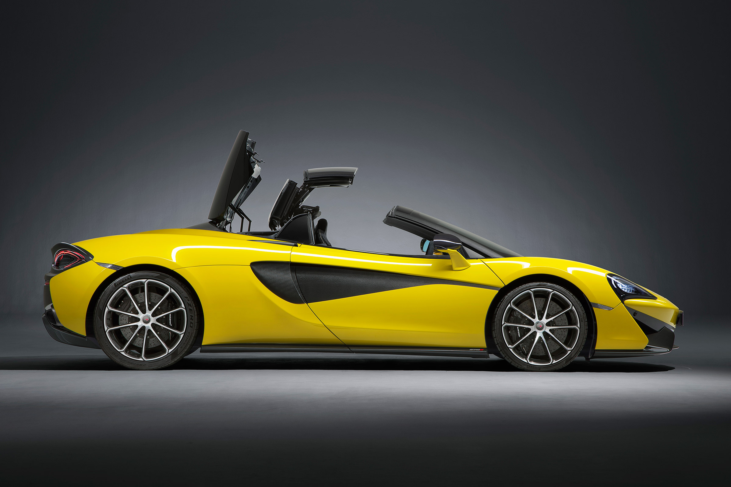 McLaren 570S Spider - side roof closing