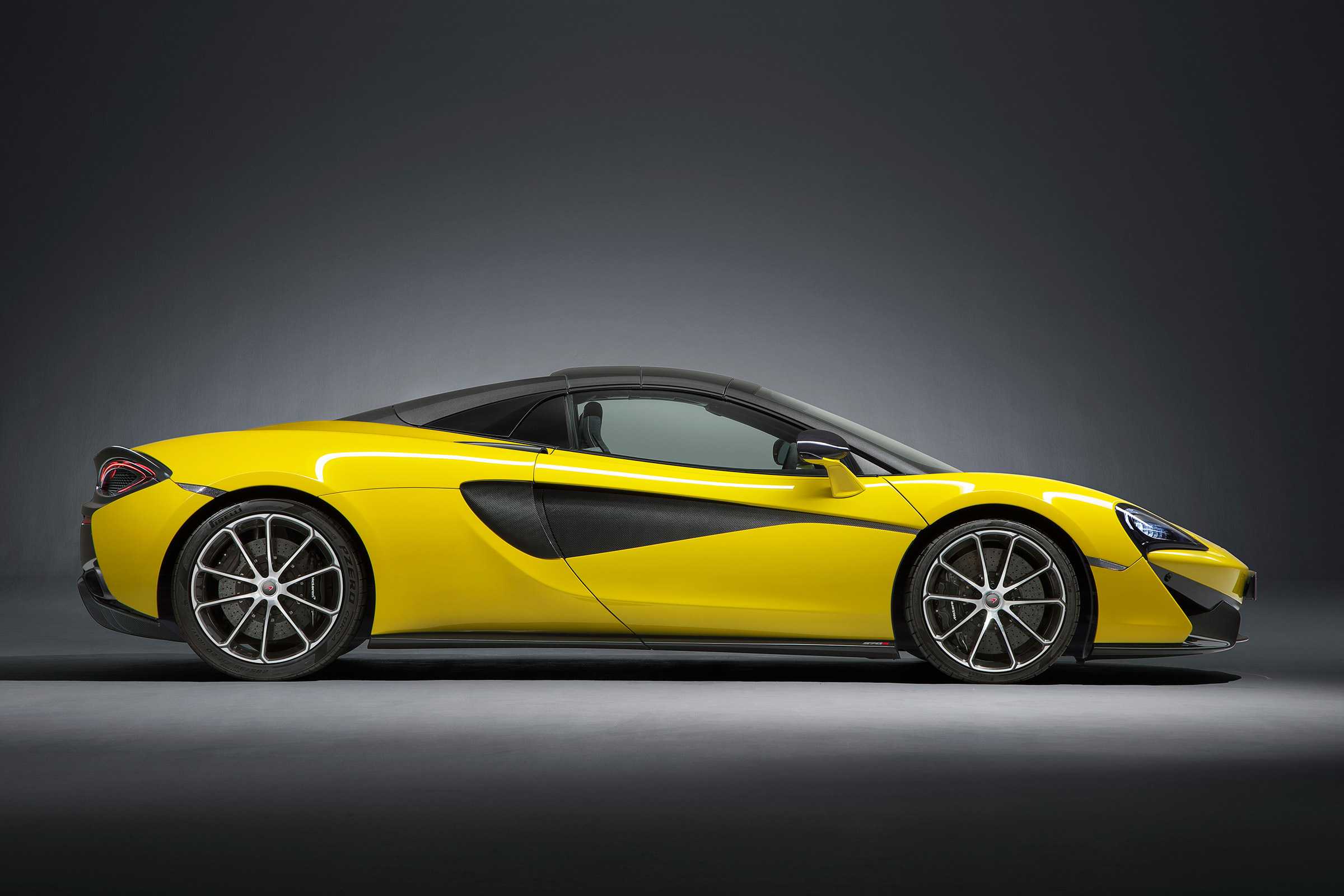 McLaren 570S Spider - side roof closed