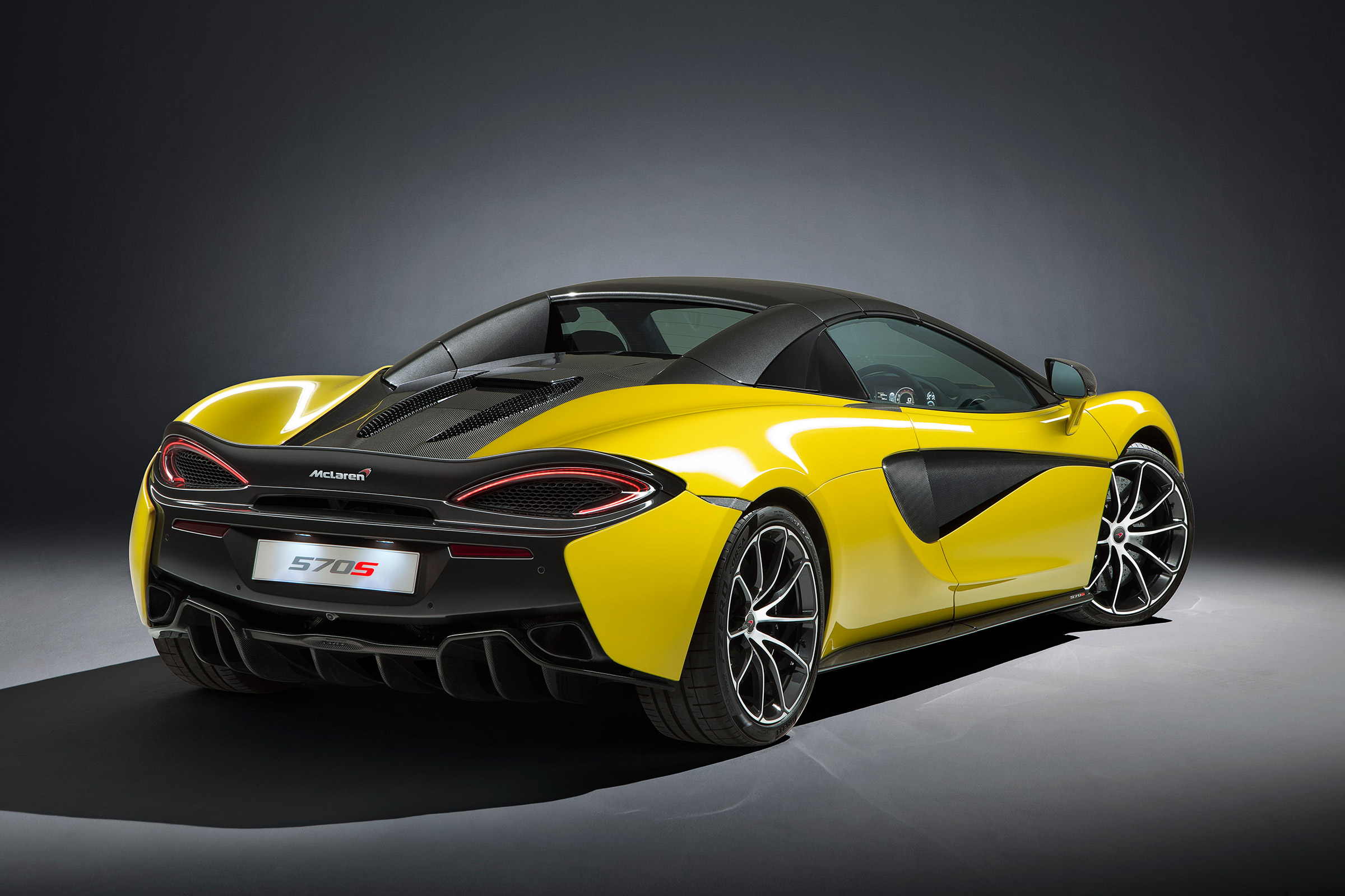 McLaren 570S Spider - rear roof closed