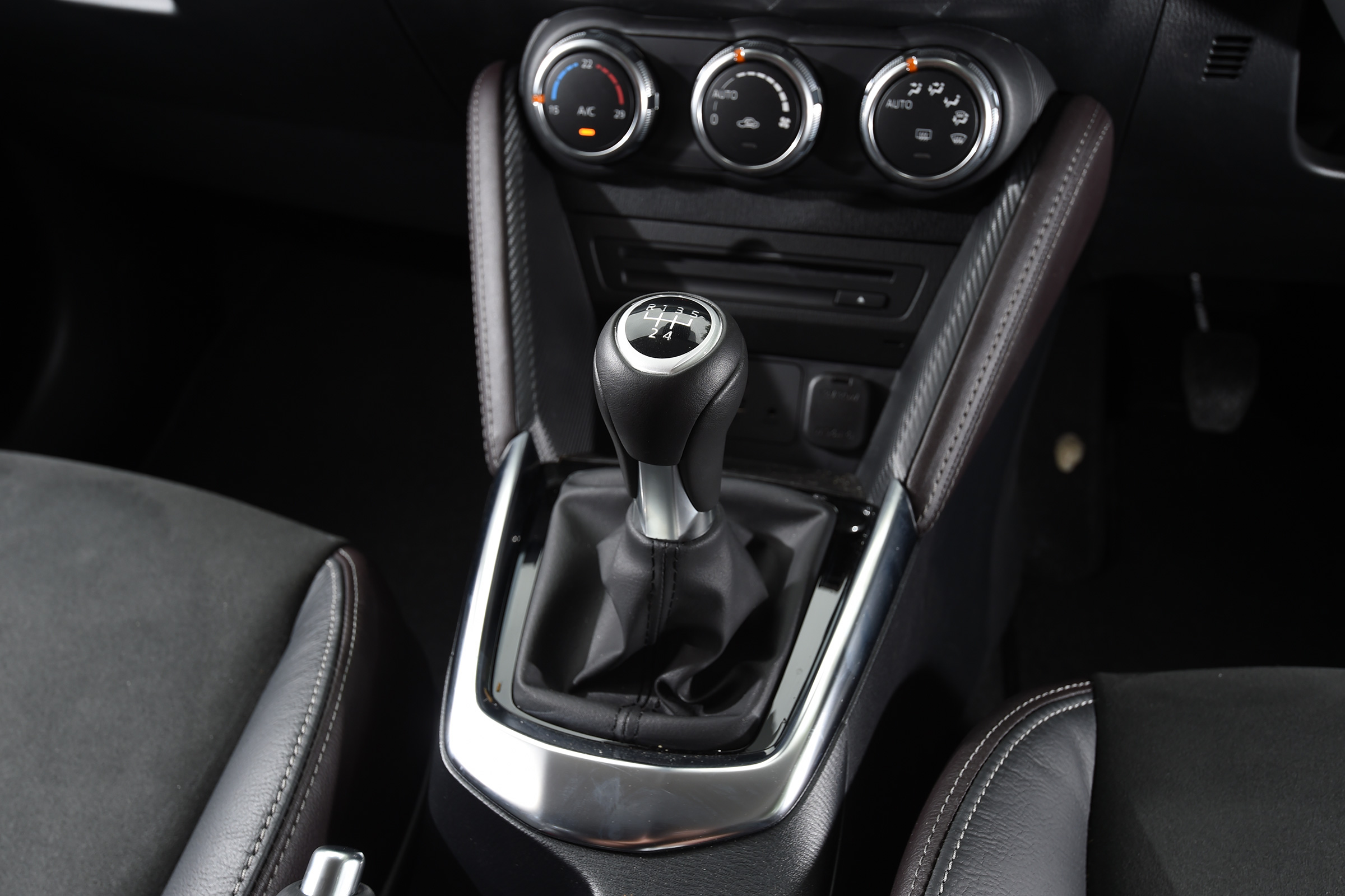 Mazda 2 - gear lever