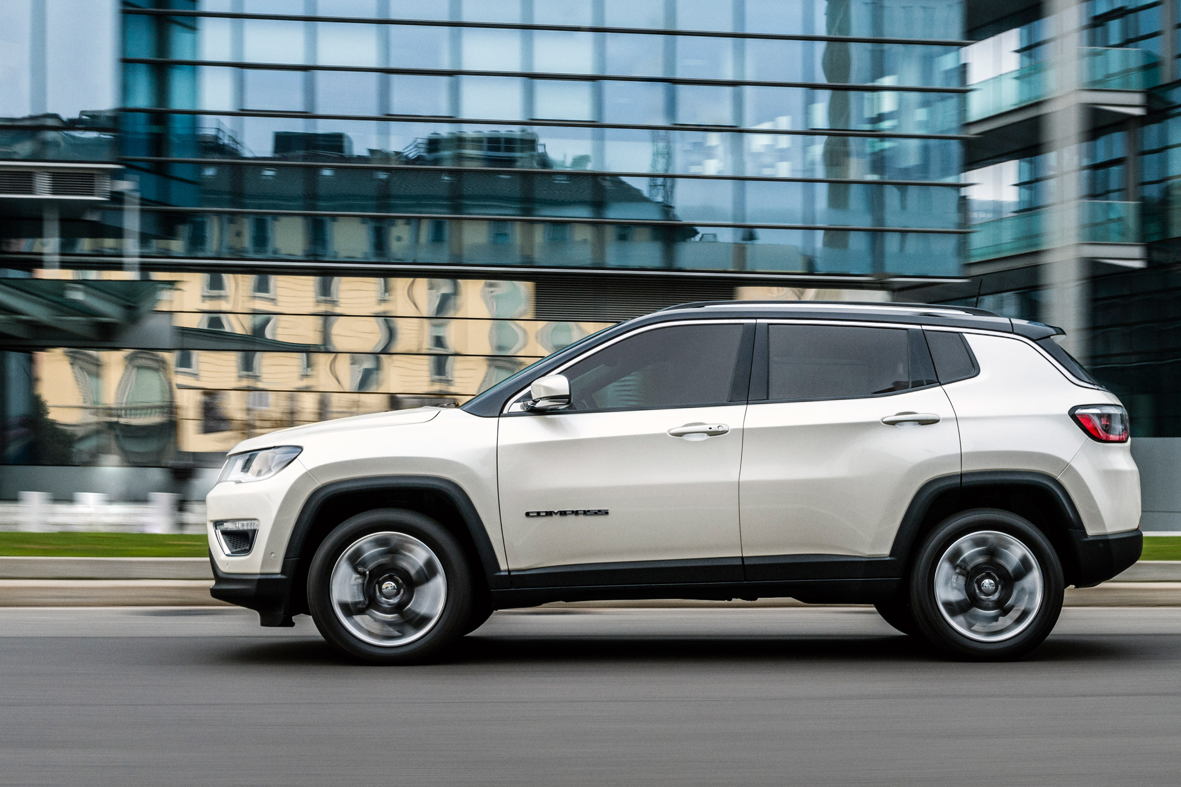 2017 Jeep Compass - side motion