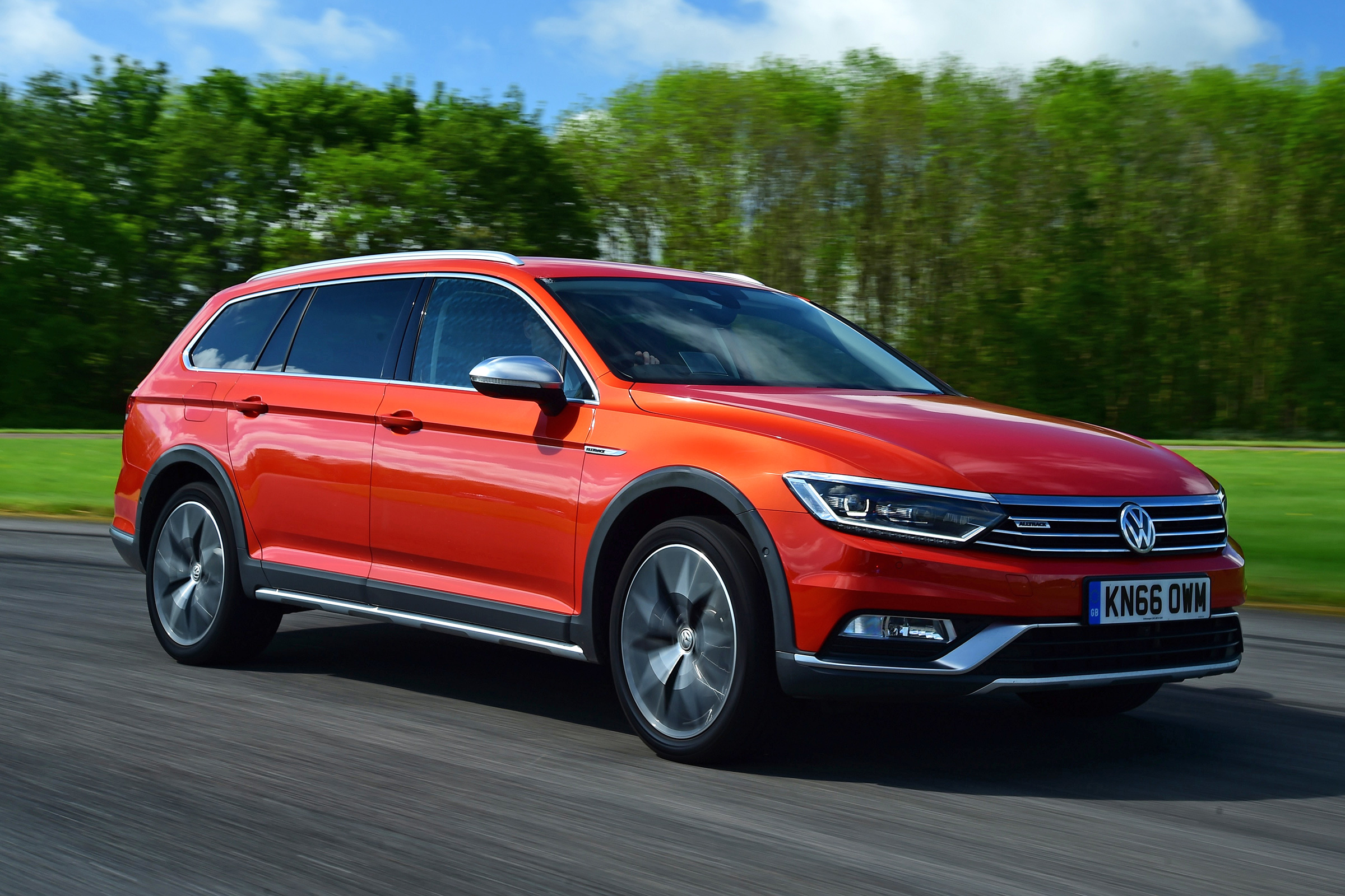 Volkswagen Passat Alltrack - front