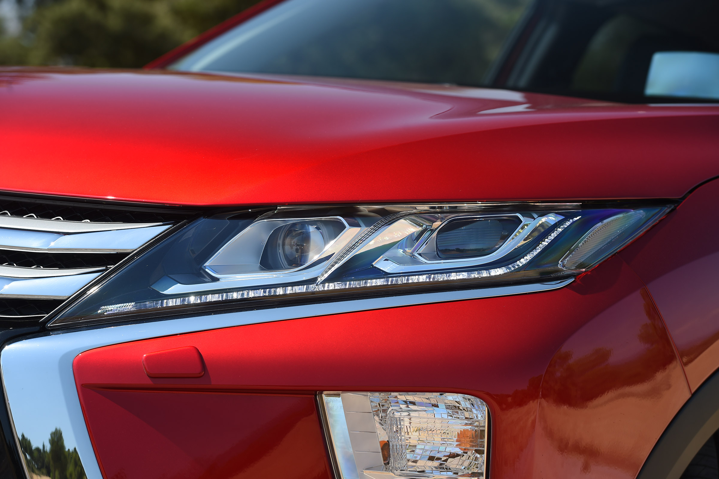 Mitsubishi Eclipse Cross - front light