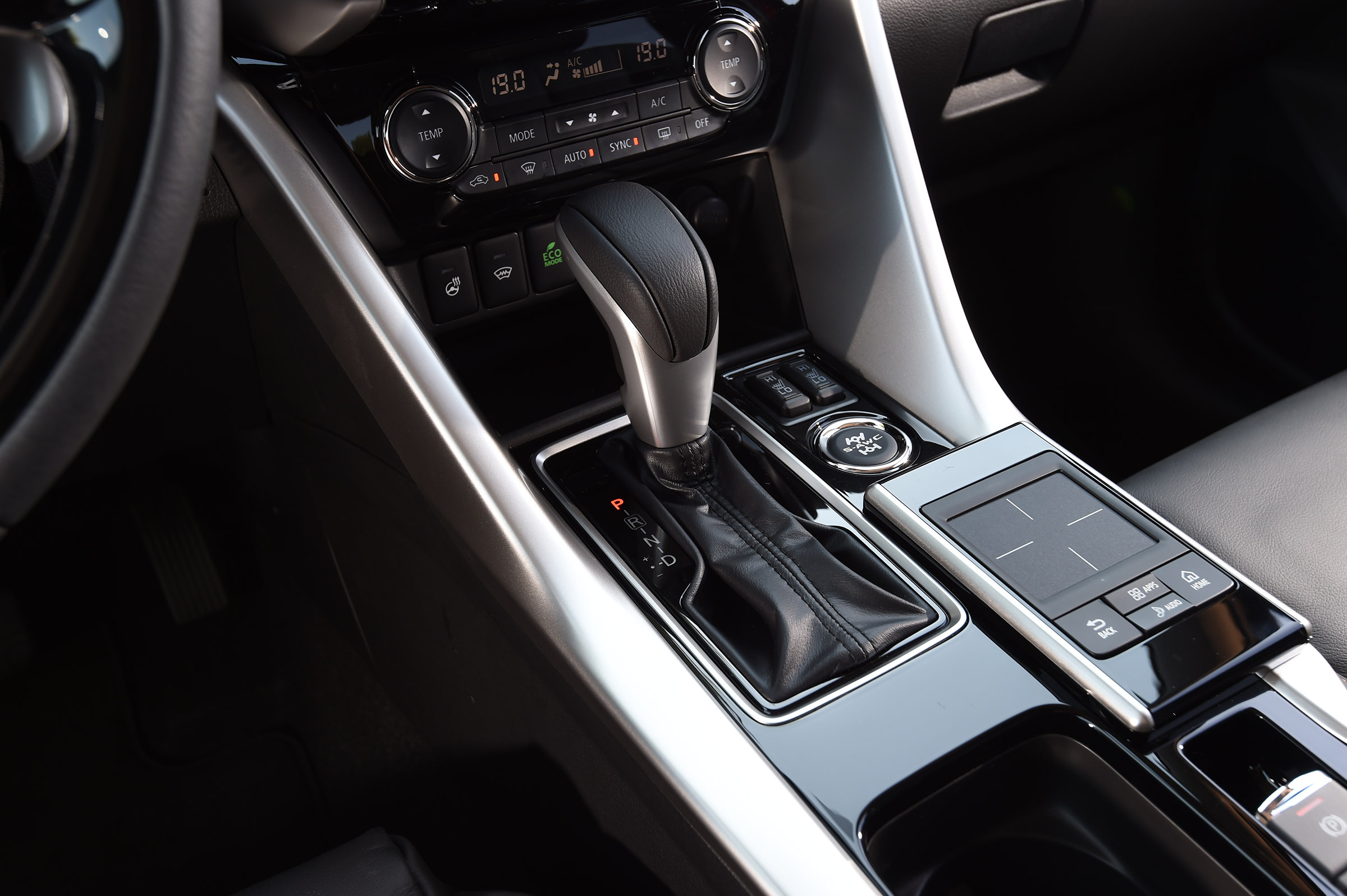 Mitsubishi Eclipse Cross - centre console