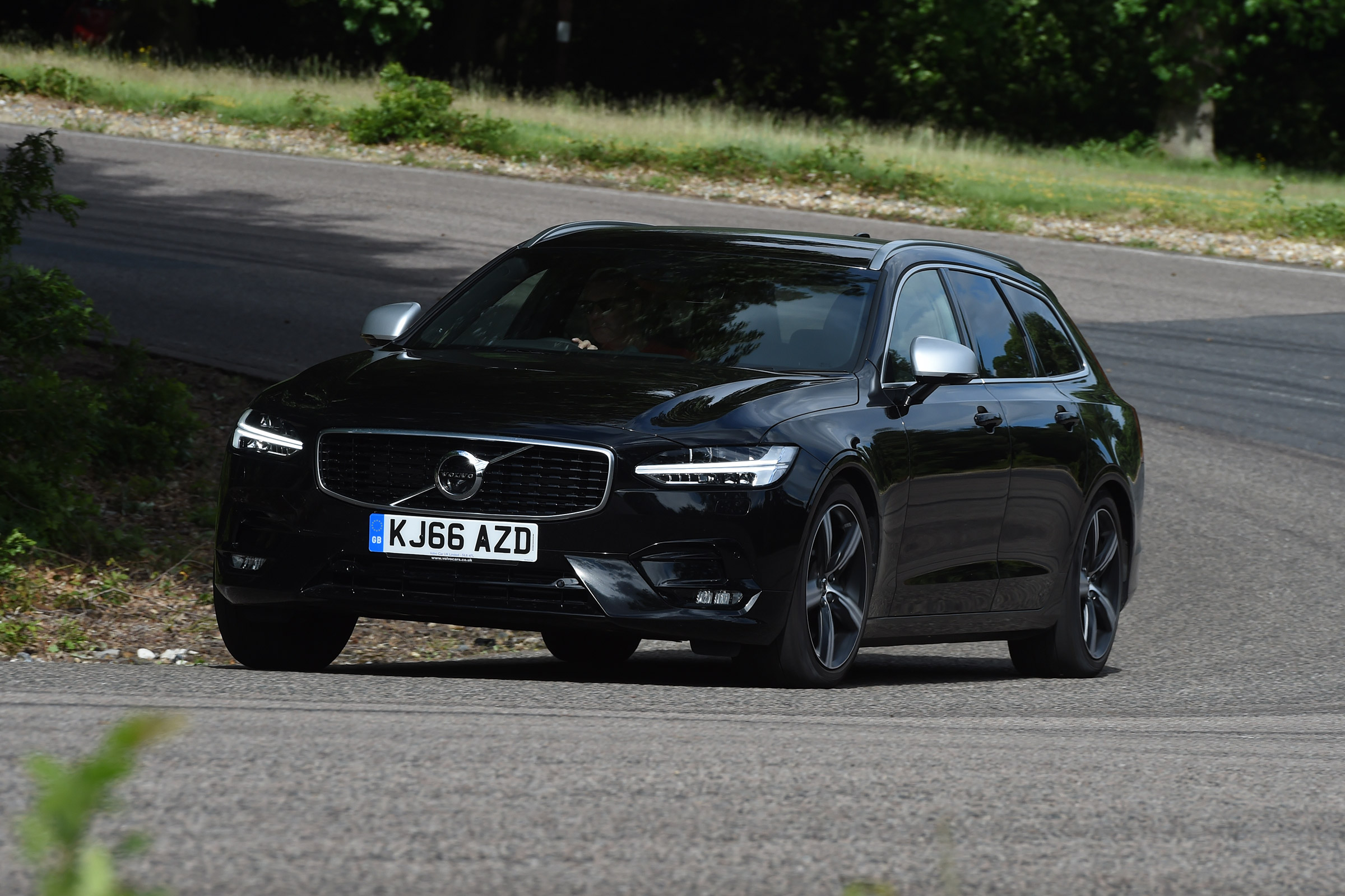 Volvo V90 - front cornering