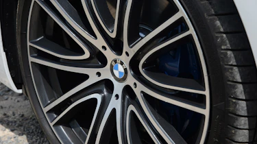 BMW 530e - wheel