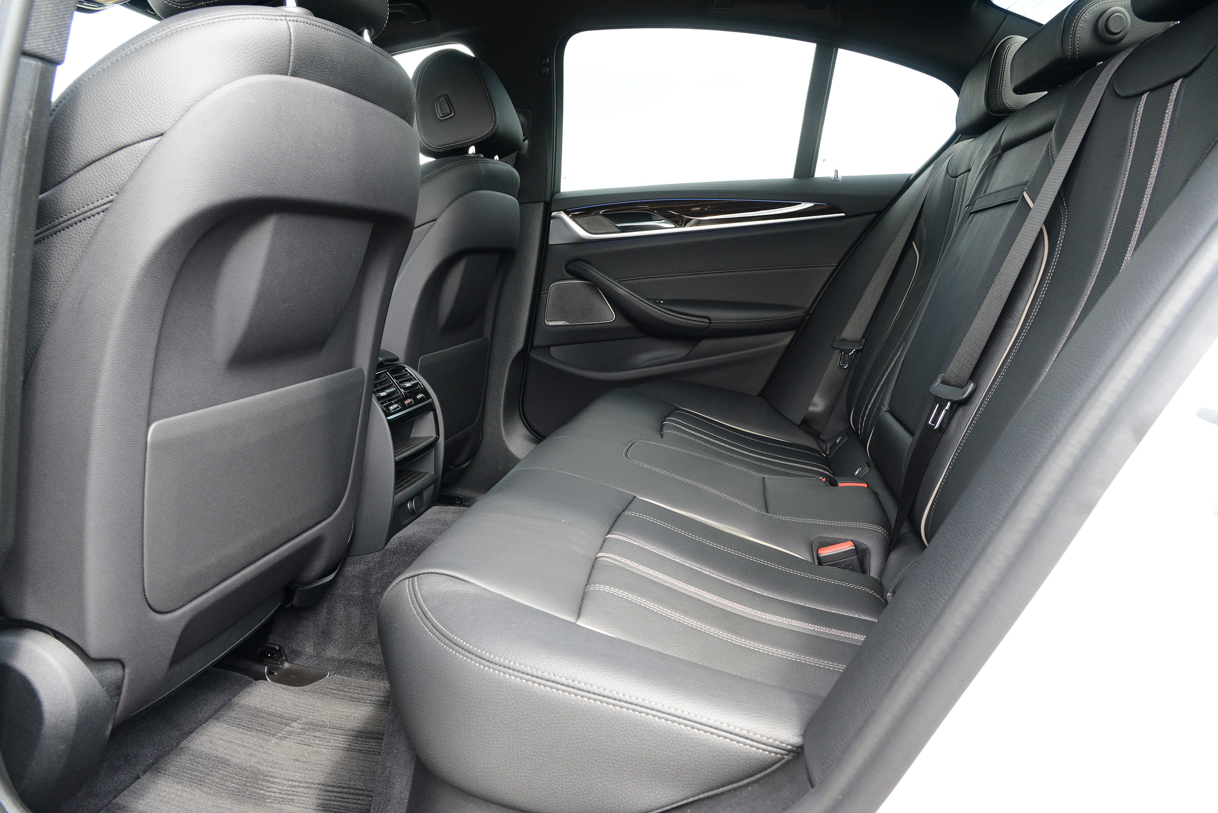 BMW 530e - rear seats