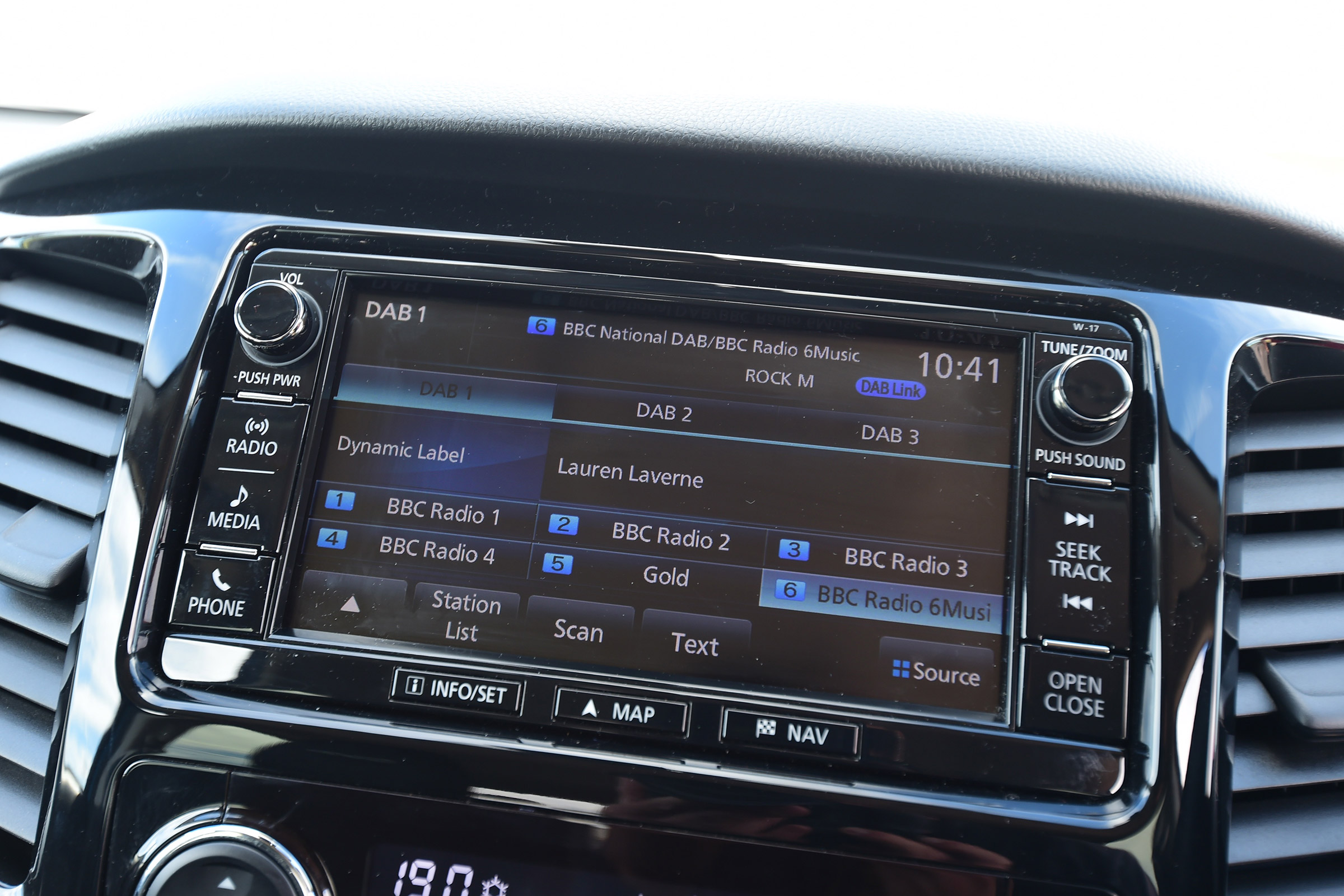Mitsubishi L200 Barbarian SVP - infotainment