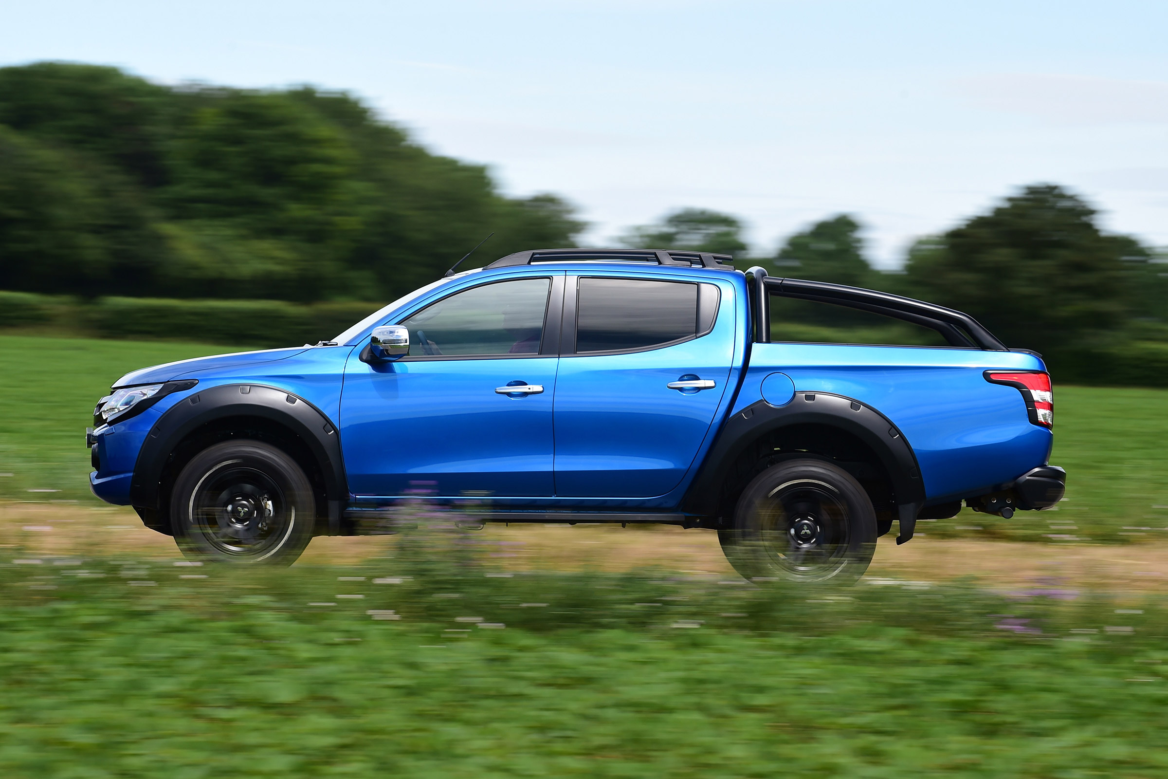 Mitsubishi L200 Barbarian SVP - side