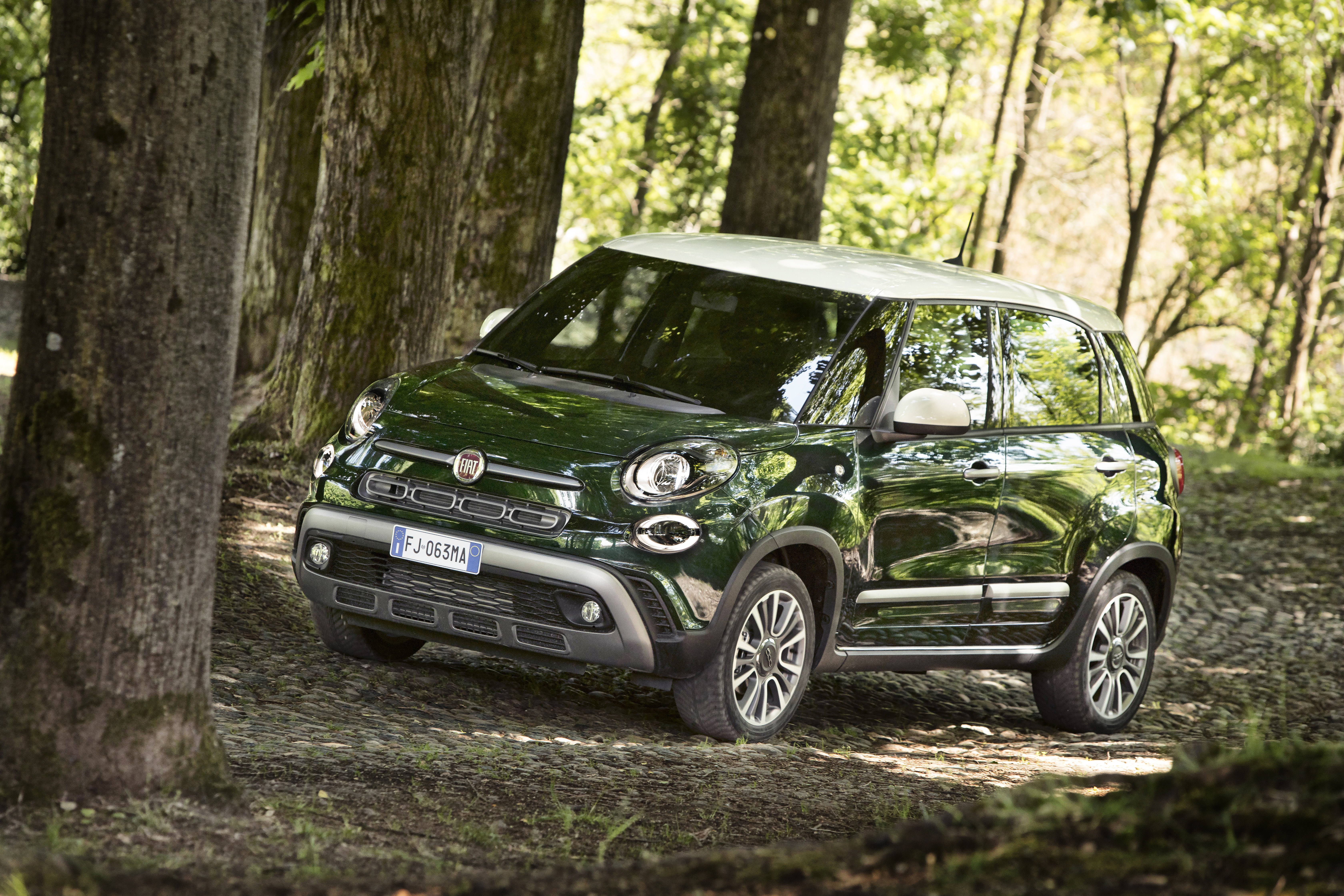 Fiat 500L - side action