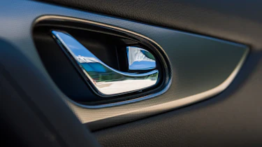 New Nissan Qashqai 2017 handles