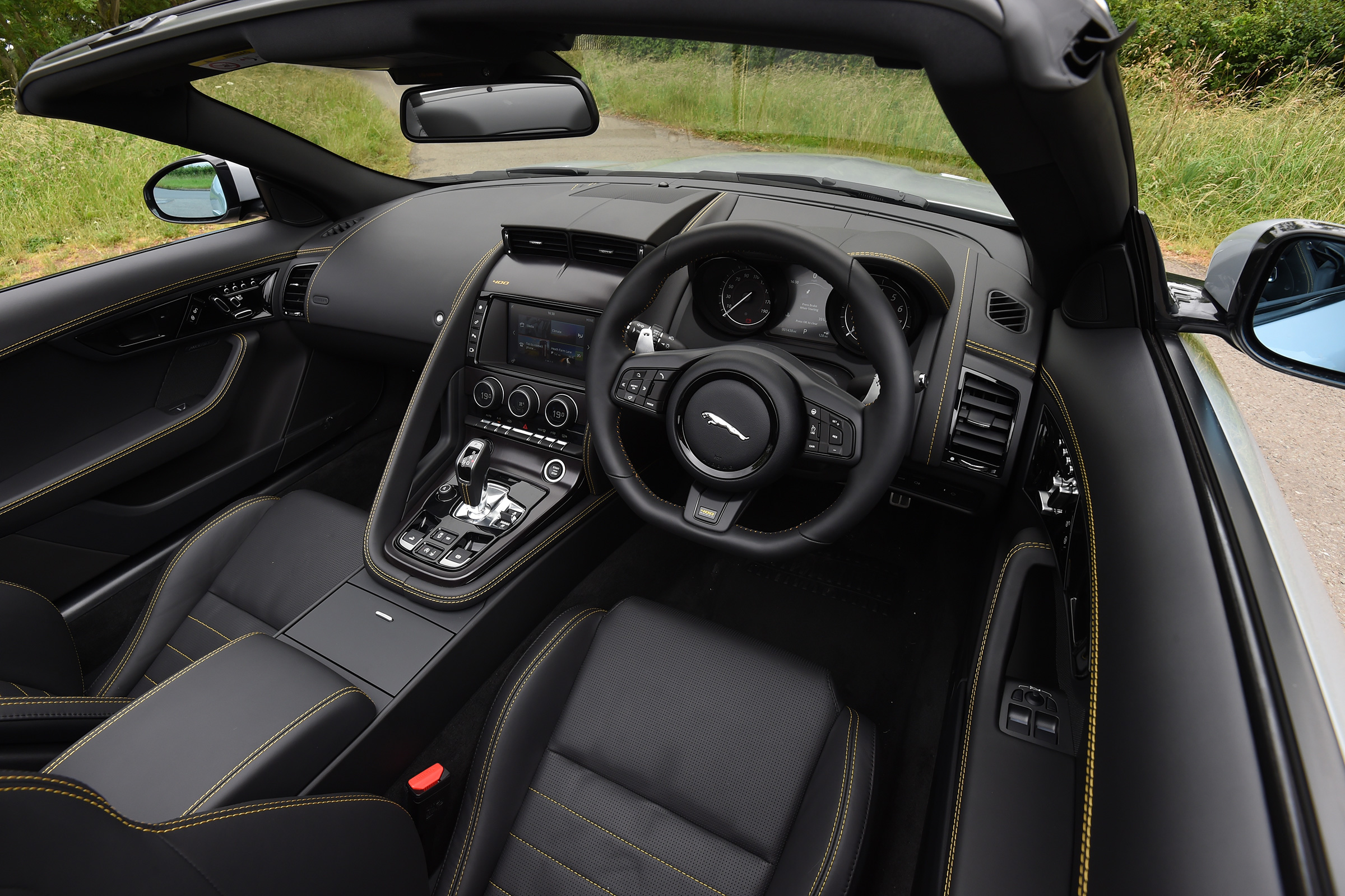Jaguar F-Type 400 Sport - interior