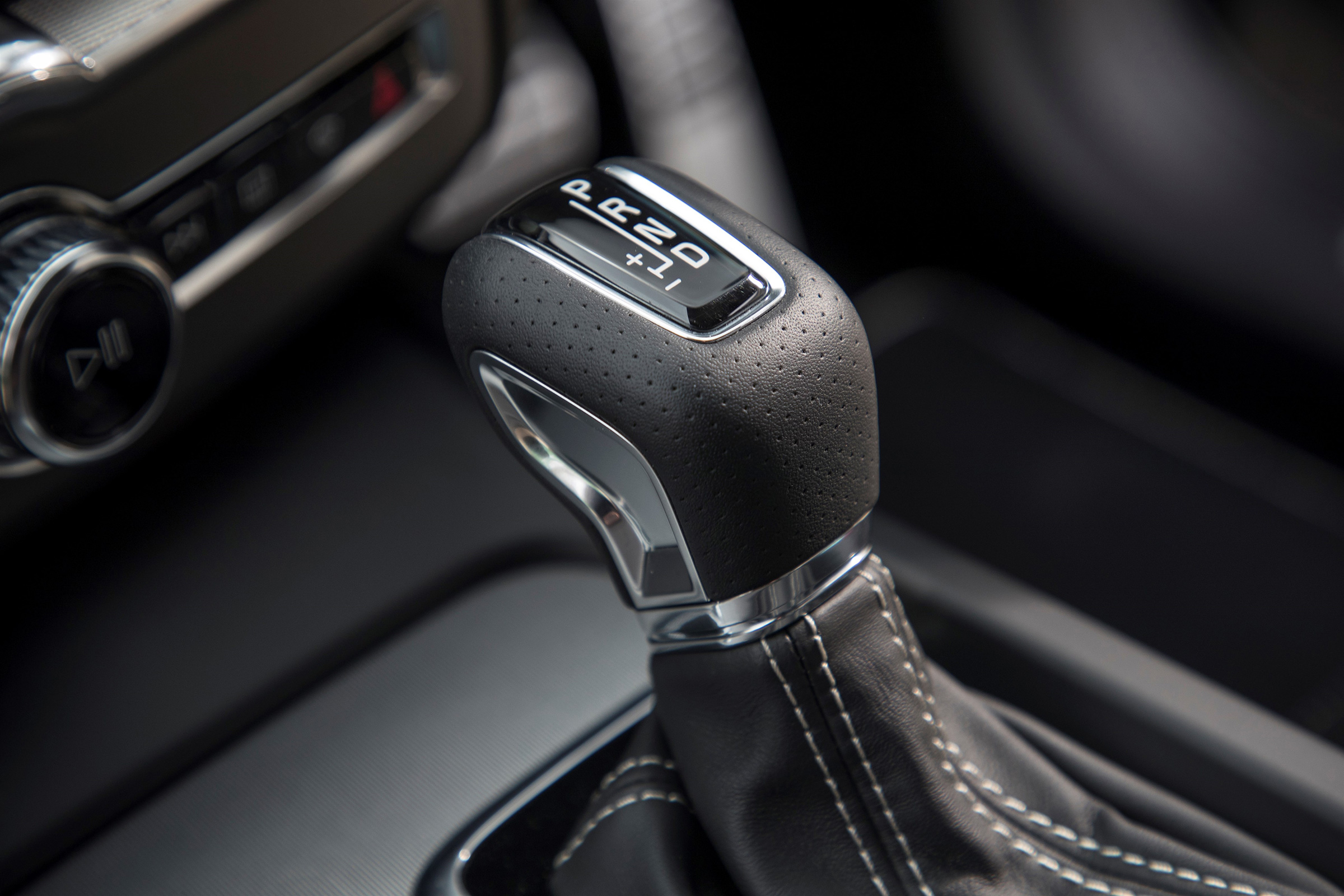 New Volvo XC60 review - gear lever