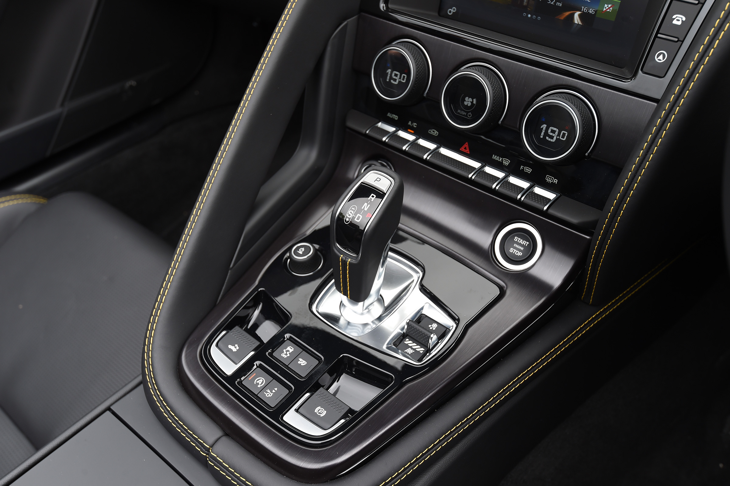 Jaguar F-Type 400 Sport - centre console