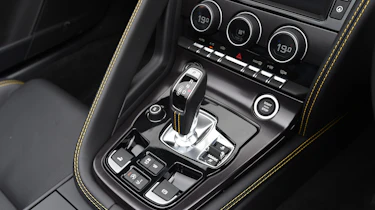 Jaguar F-Type 400 Sport - centre console