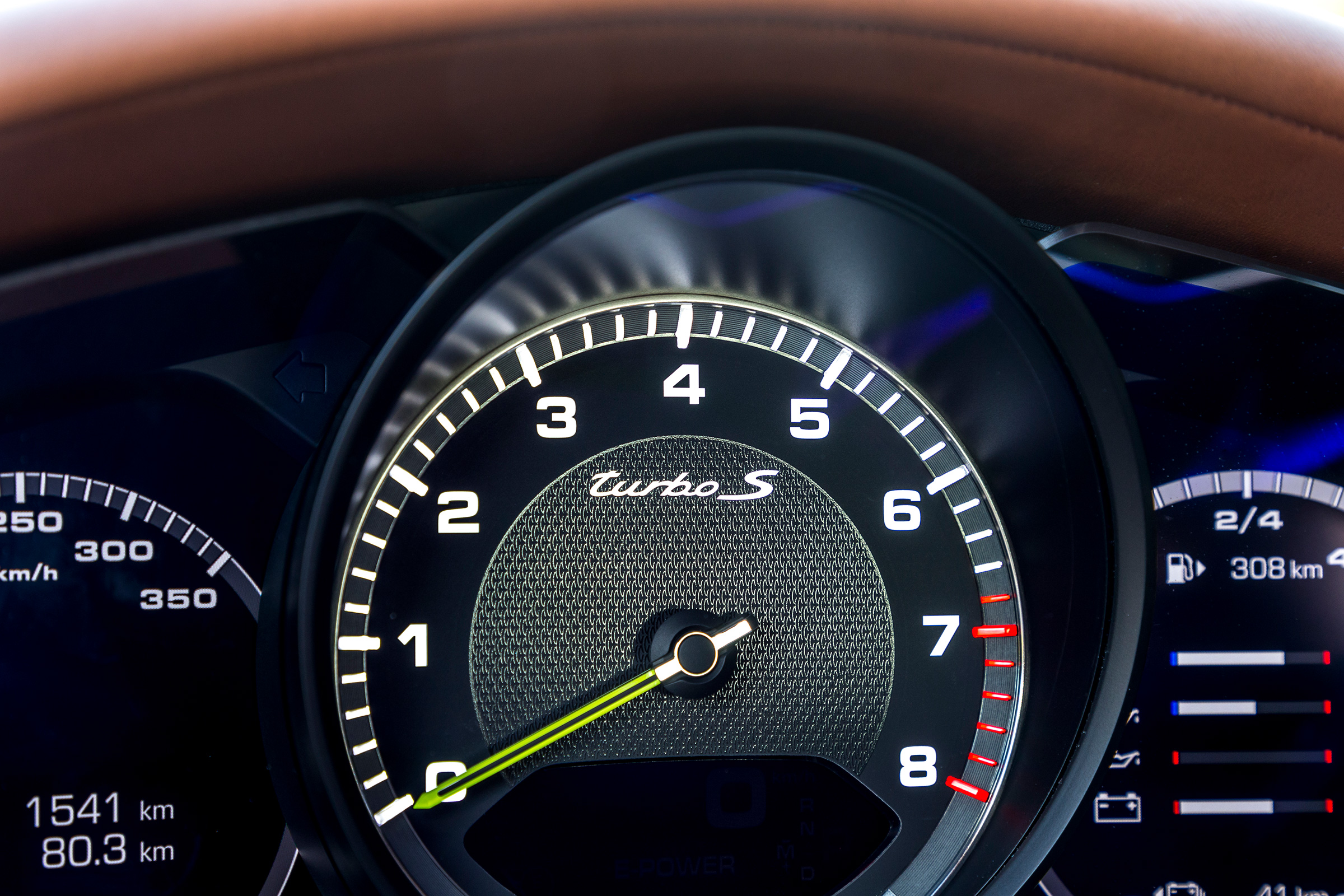 Porsche Panamera Turbo S E Hybrid - rev counter