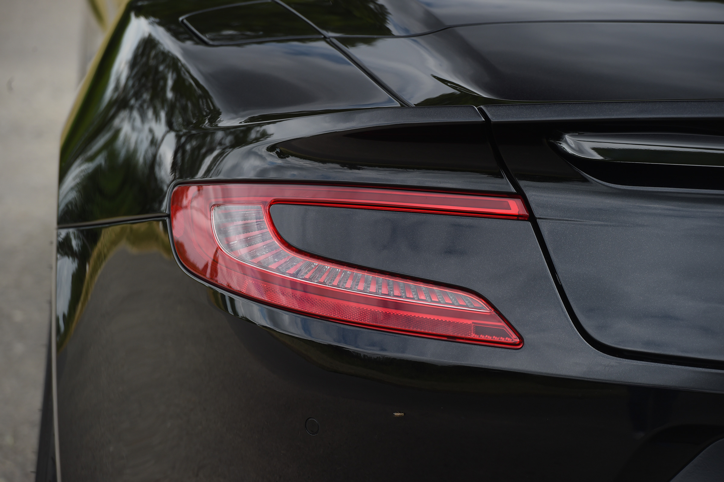 Aston Martin Vanquish S Volante - taillight