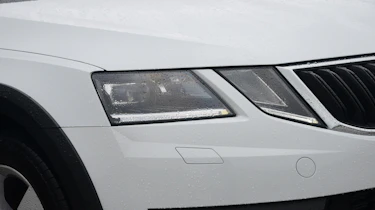 Skoda Octavia Scout - front light