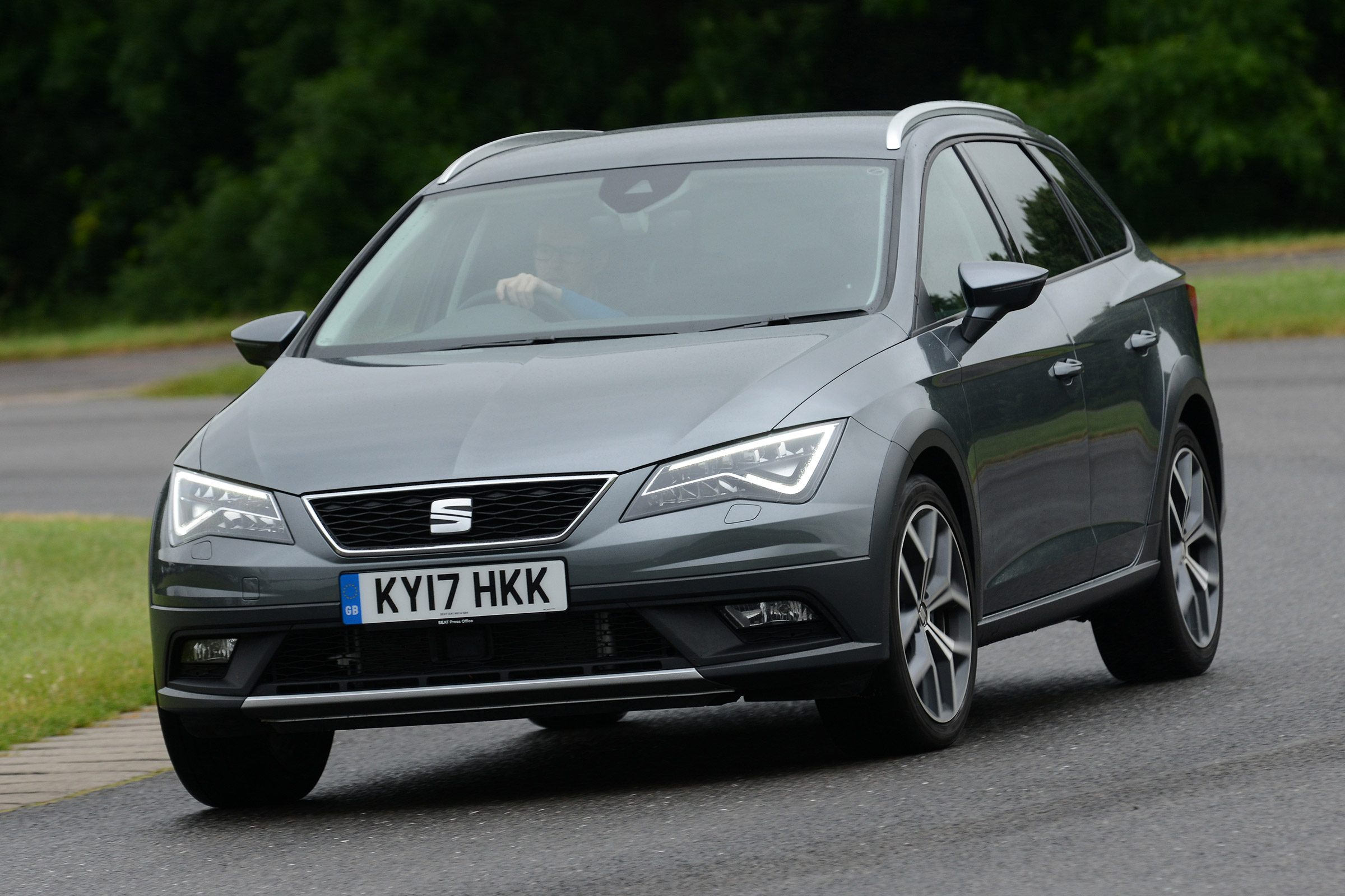 SEAT Leon X-Perience - front cornering