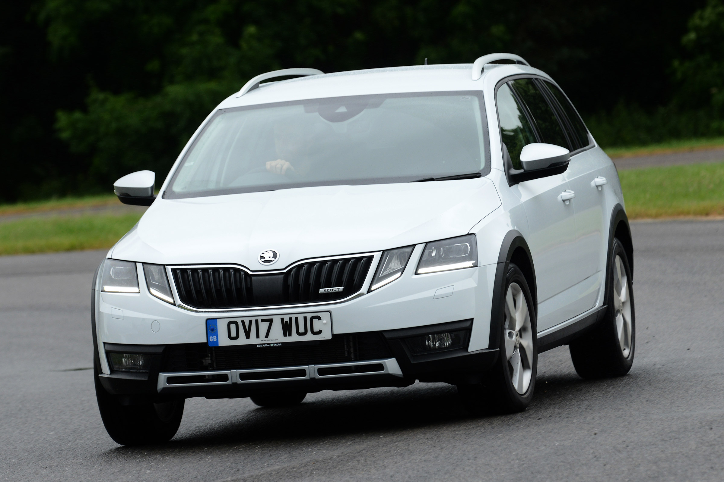 Skoda Octavia Scout - front cornering