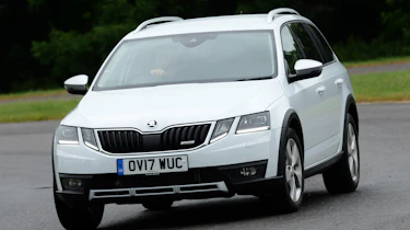 Skoda Octavia Scout - front cornering