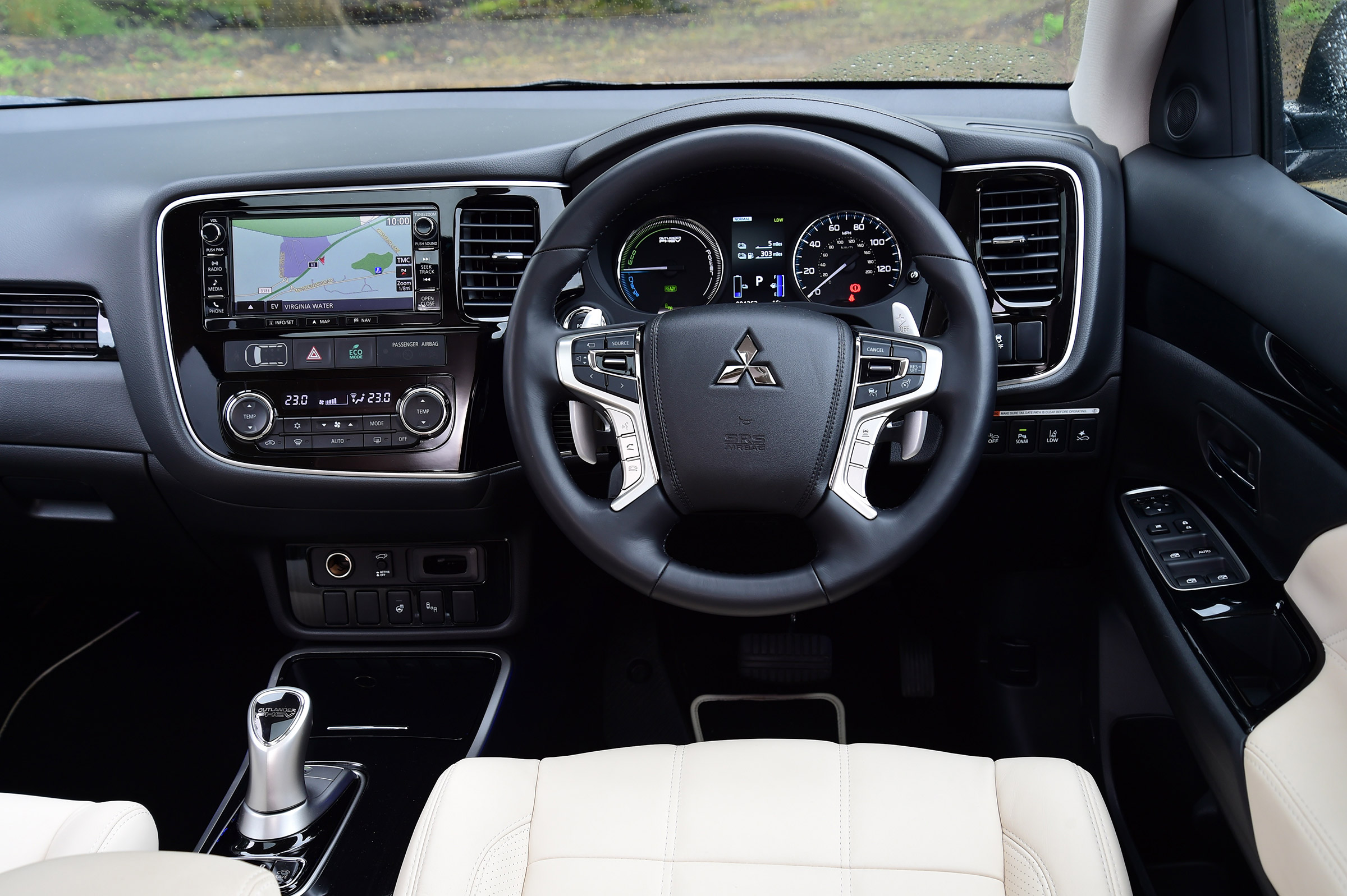 Mitsubishi Outlander PHEV - dash