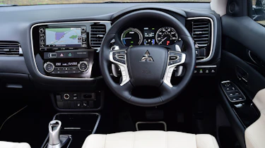 Mitsubishi Outlander PHEV - dash