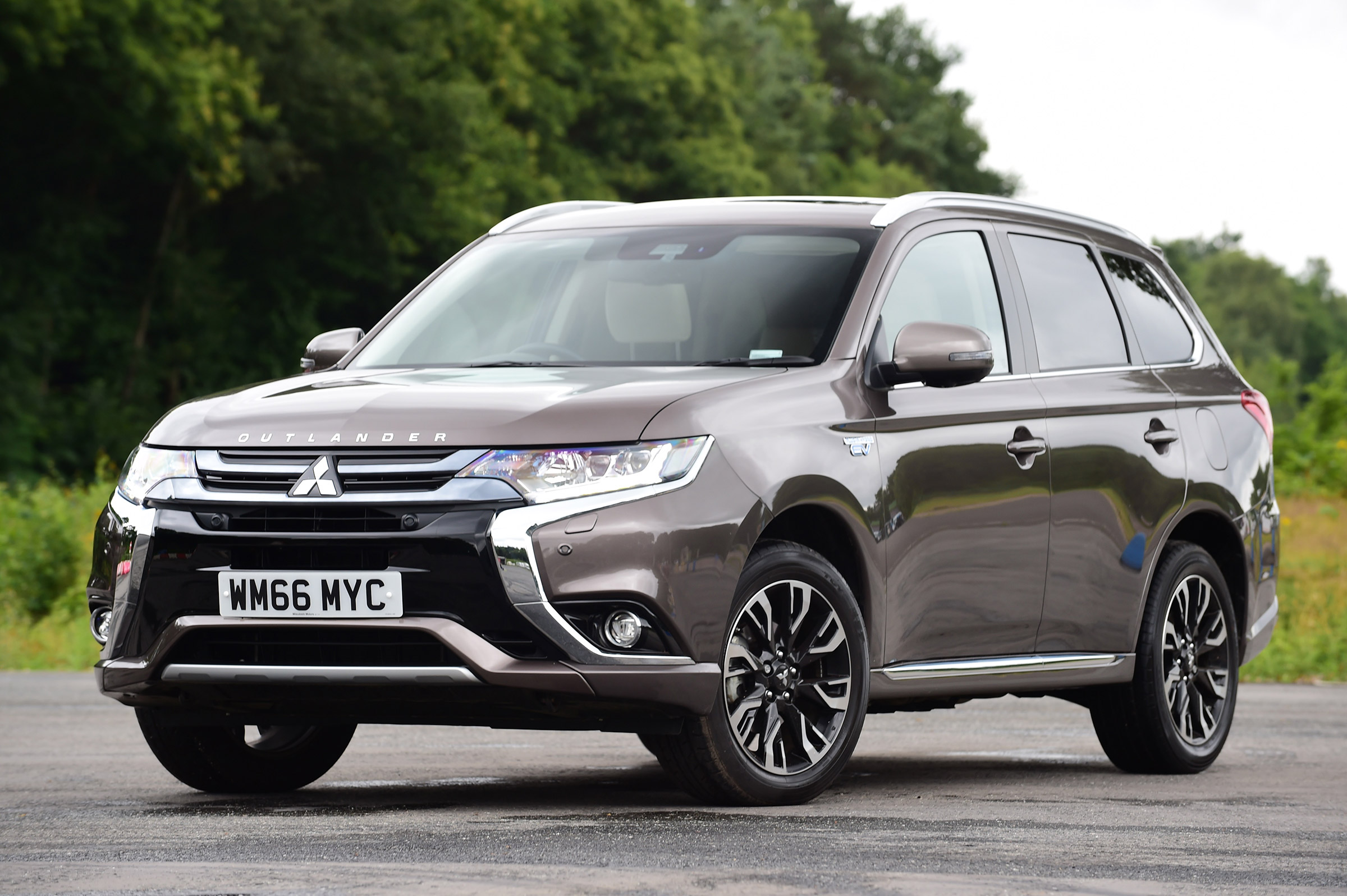 Mitsubishi Outlander PHEV - front static