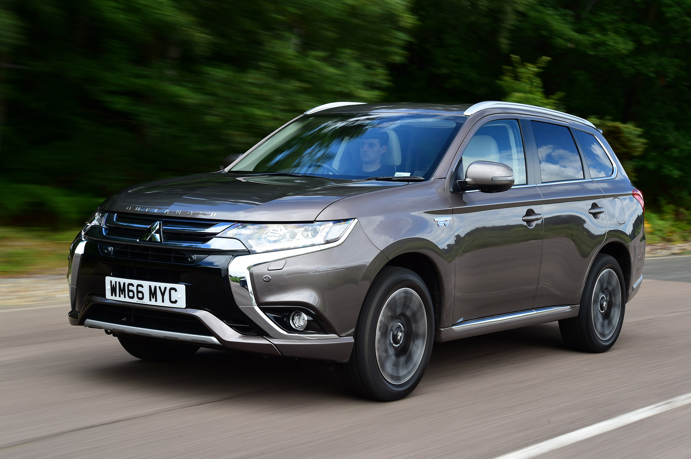 Mitsubishi Outlander PHEV - front