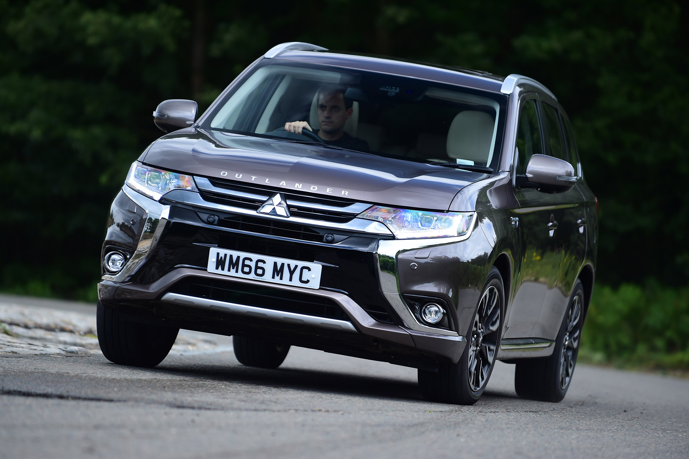 Mitsubishi Outlander PHEV - front action