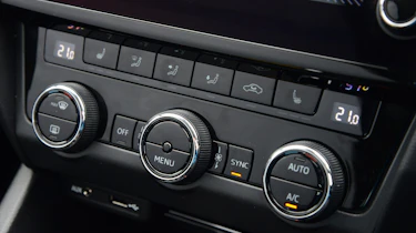 Skoda Octavia Scout - centre console