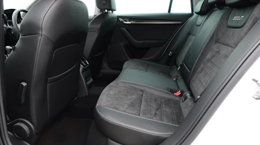 Skoda Octavia Scout - rear seats