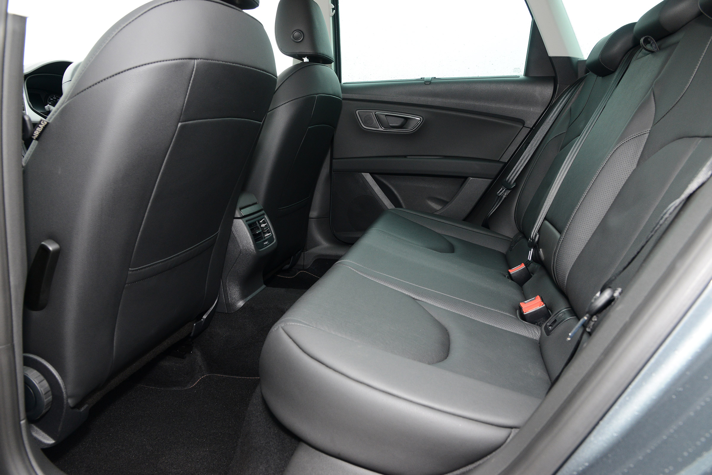 SEAT Leon X-Perience - rear seats
