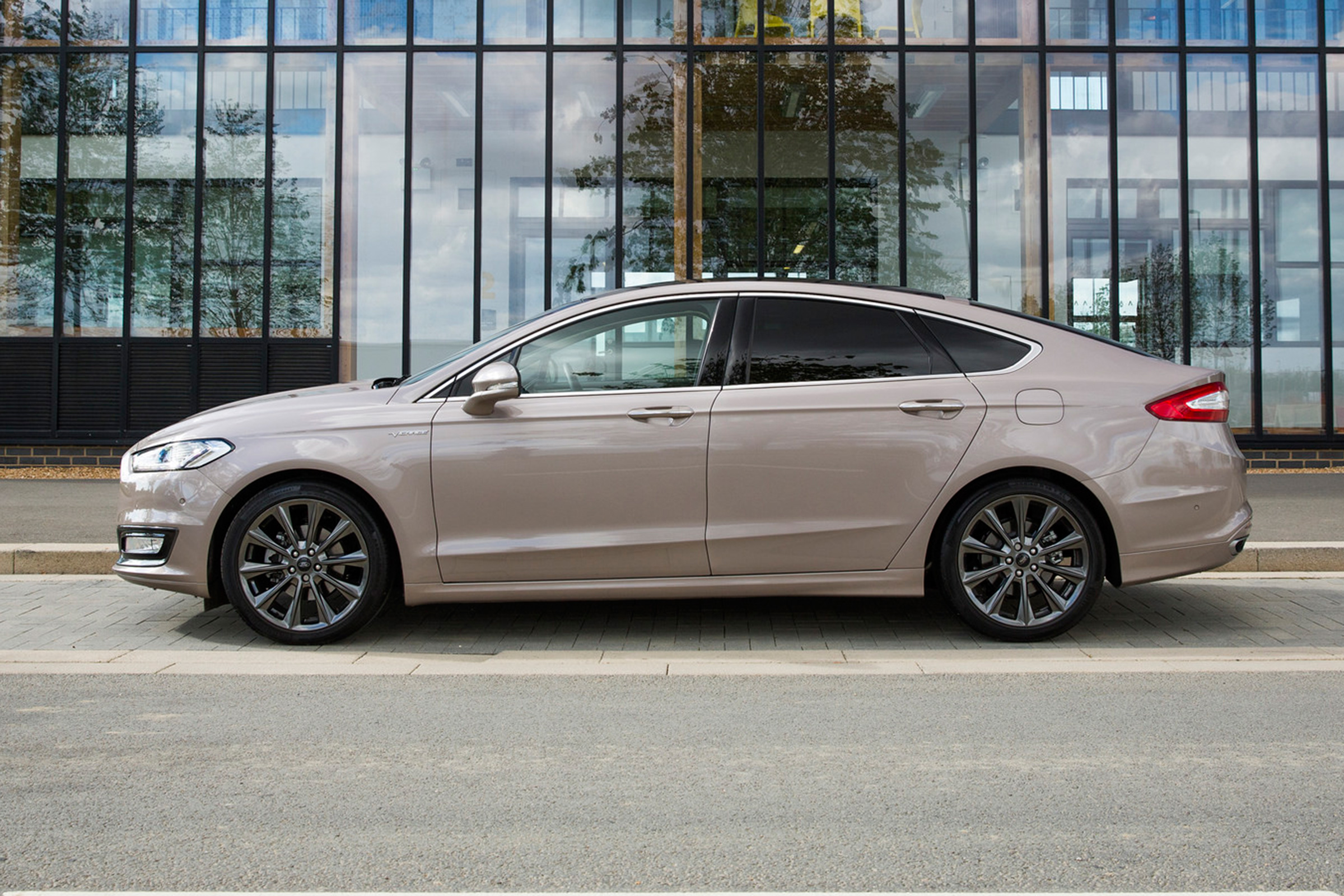 Ford Mondeo Vignale - side