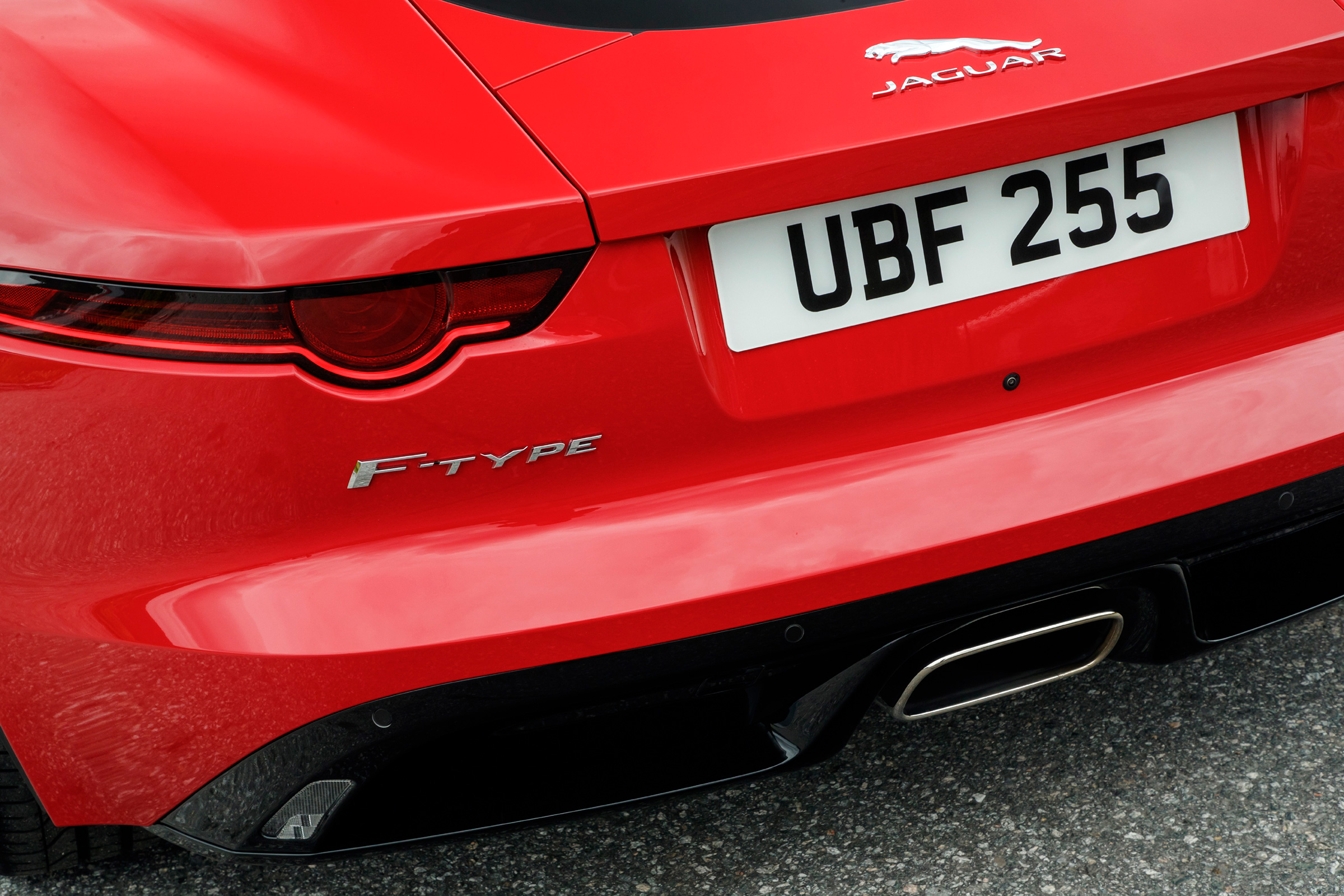Jaguar F-Type 4-cyl review - taillight