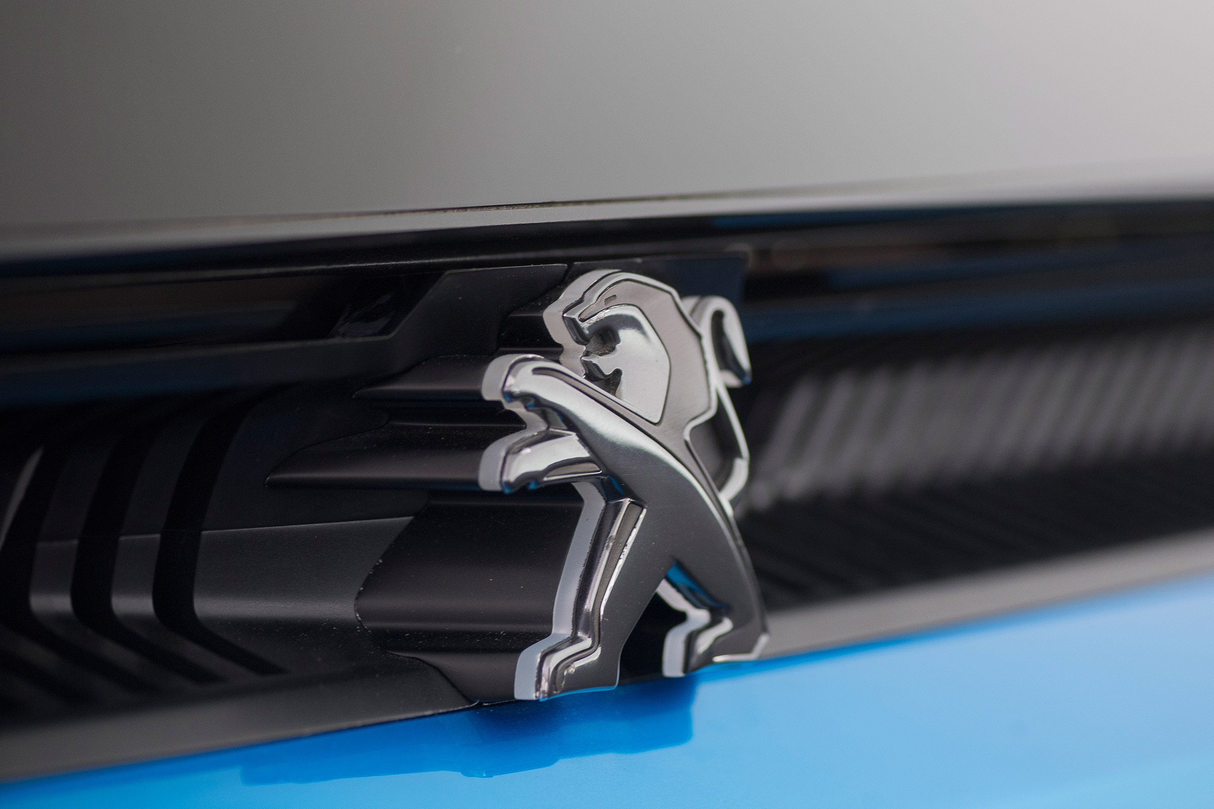 Peugeot Instinct Concept - Peugeot badge