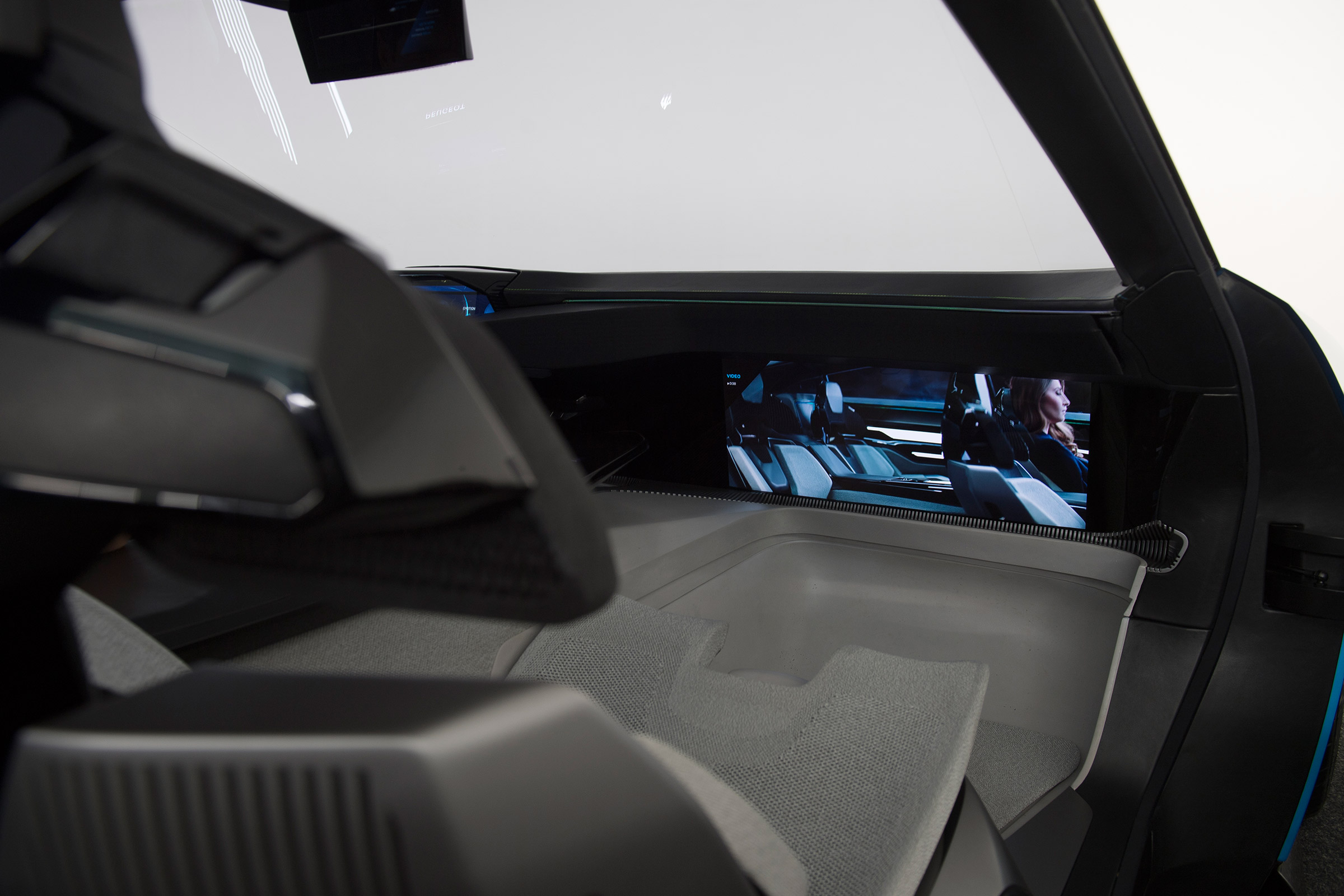 Peugeot Instinct Concept - screen