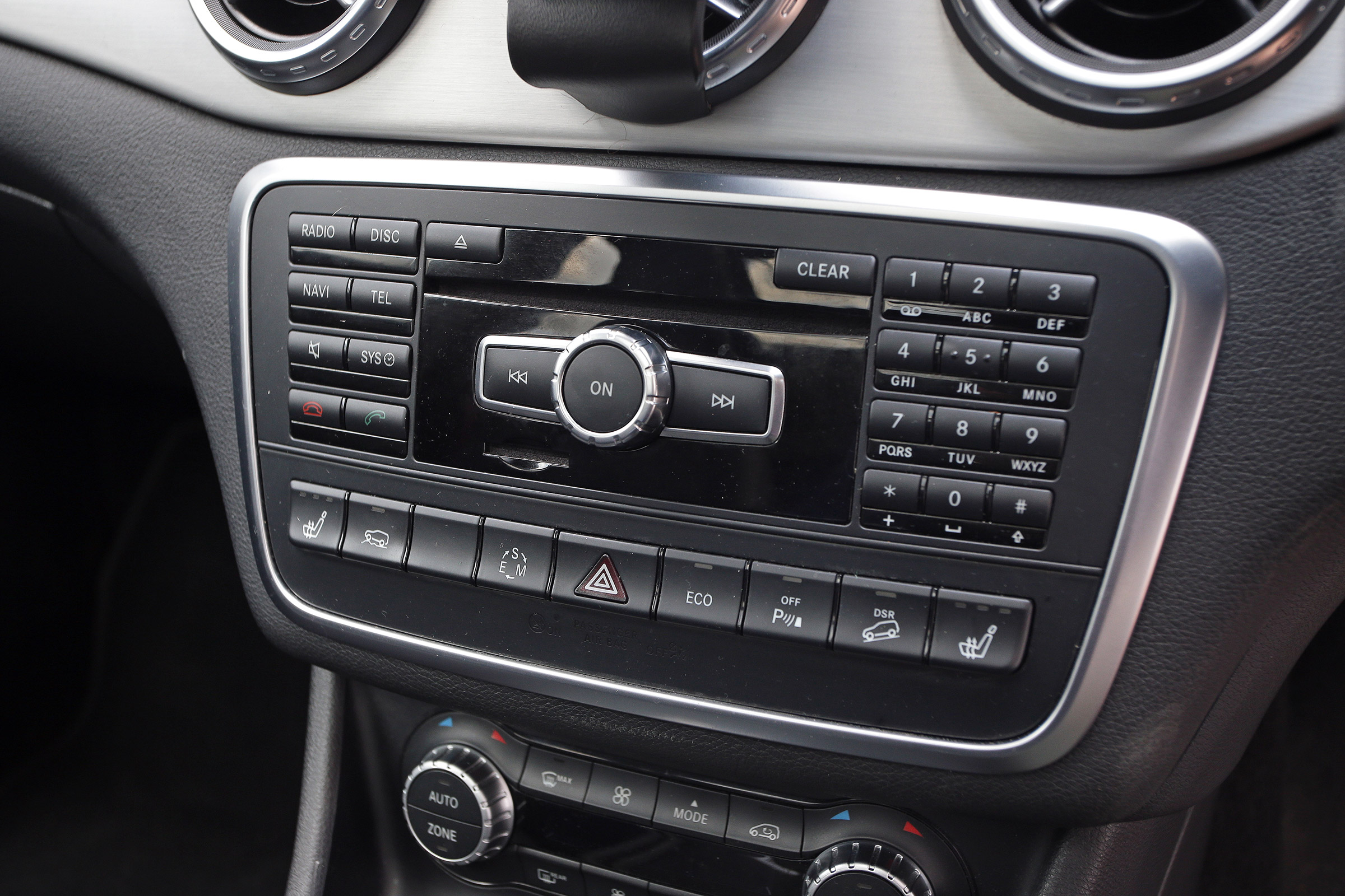 Used Mercedes GLA - centre console
