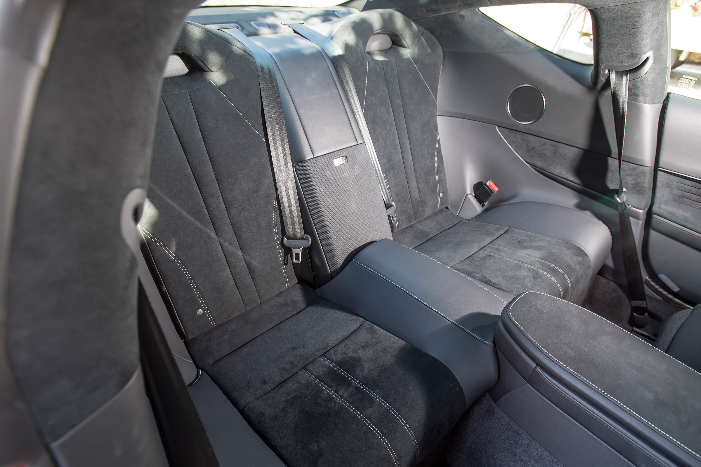 Lexus LC 500 - rear seats