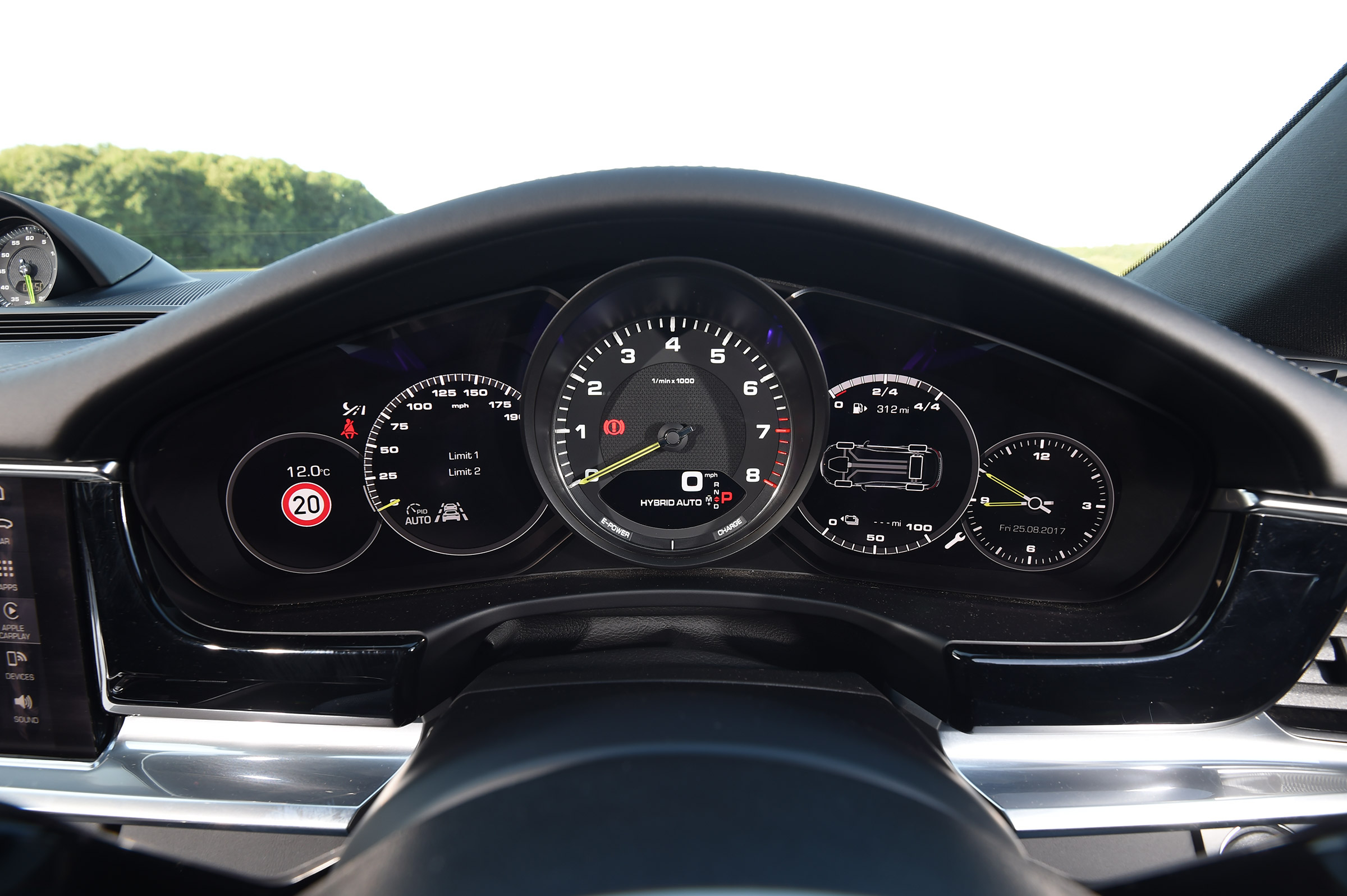Porsche Panamera 4 E-Hybrid - dials