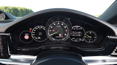 Porsche Panamera 4 E-Hybrid - dials