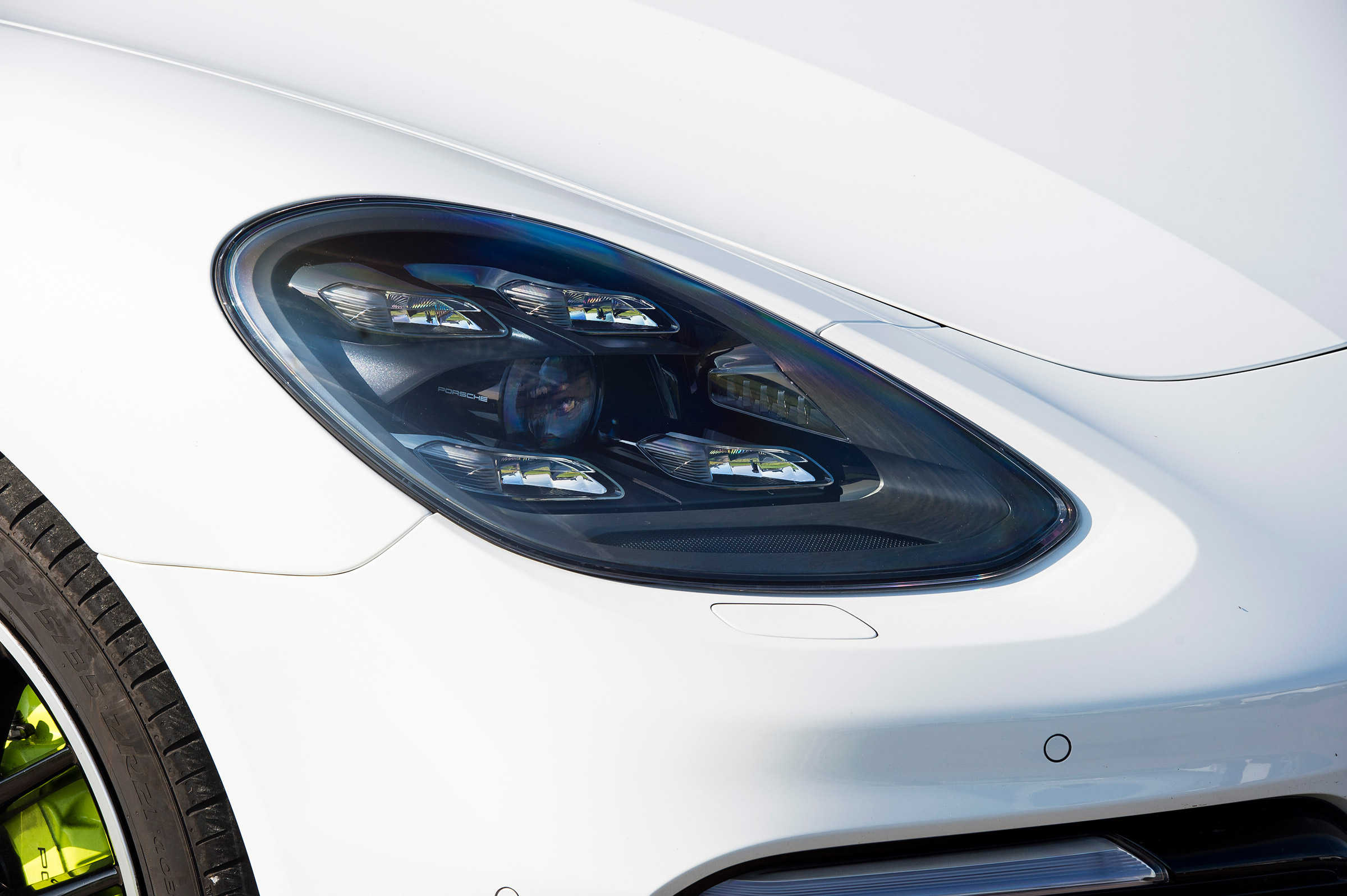 Porsche Panamera 4 E-Hybrid - front light