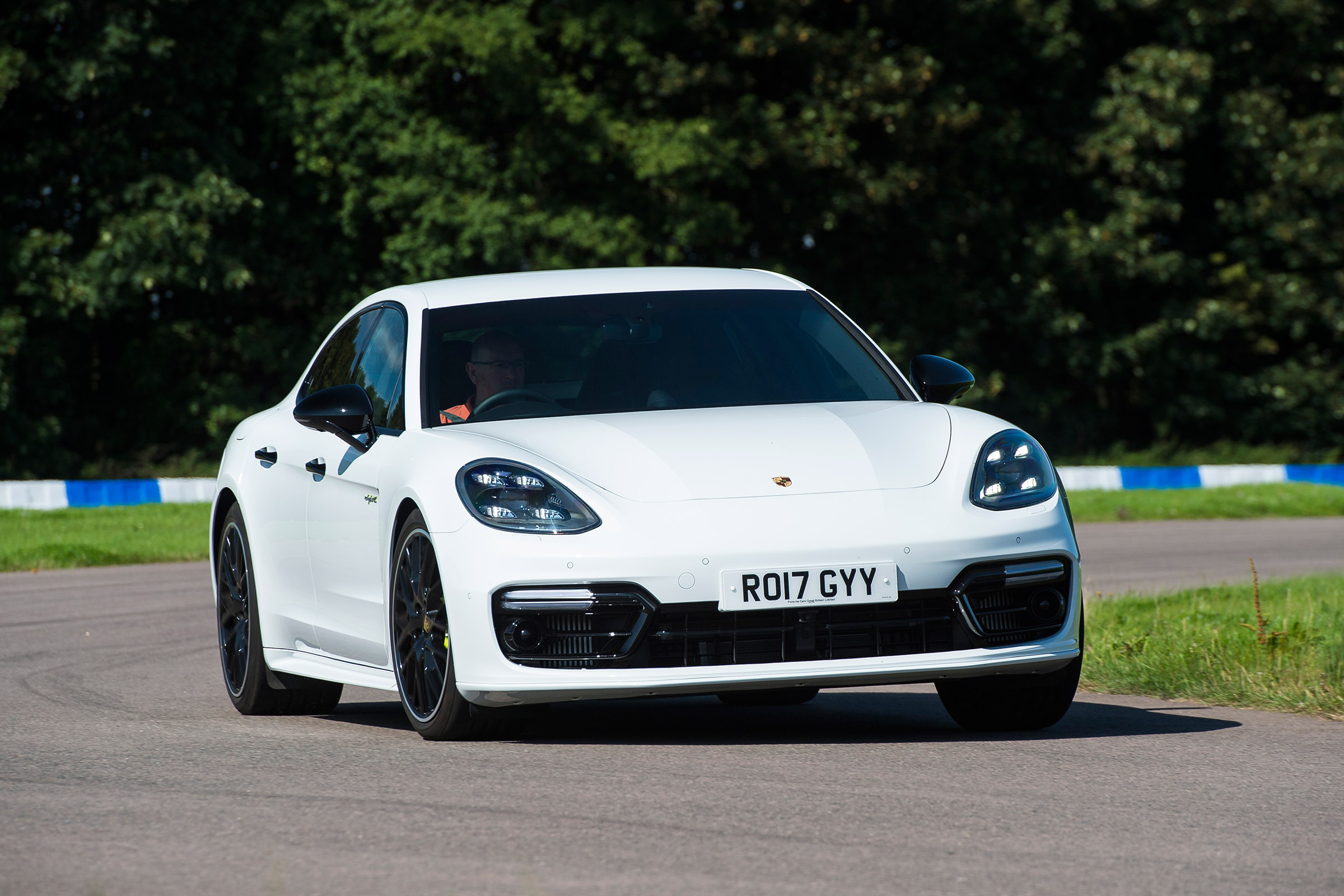 Porsche Panamera 4 E-Hybrid - front cornering